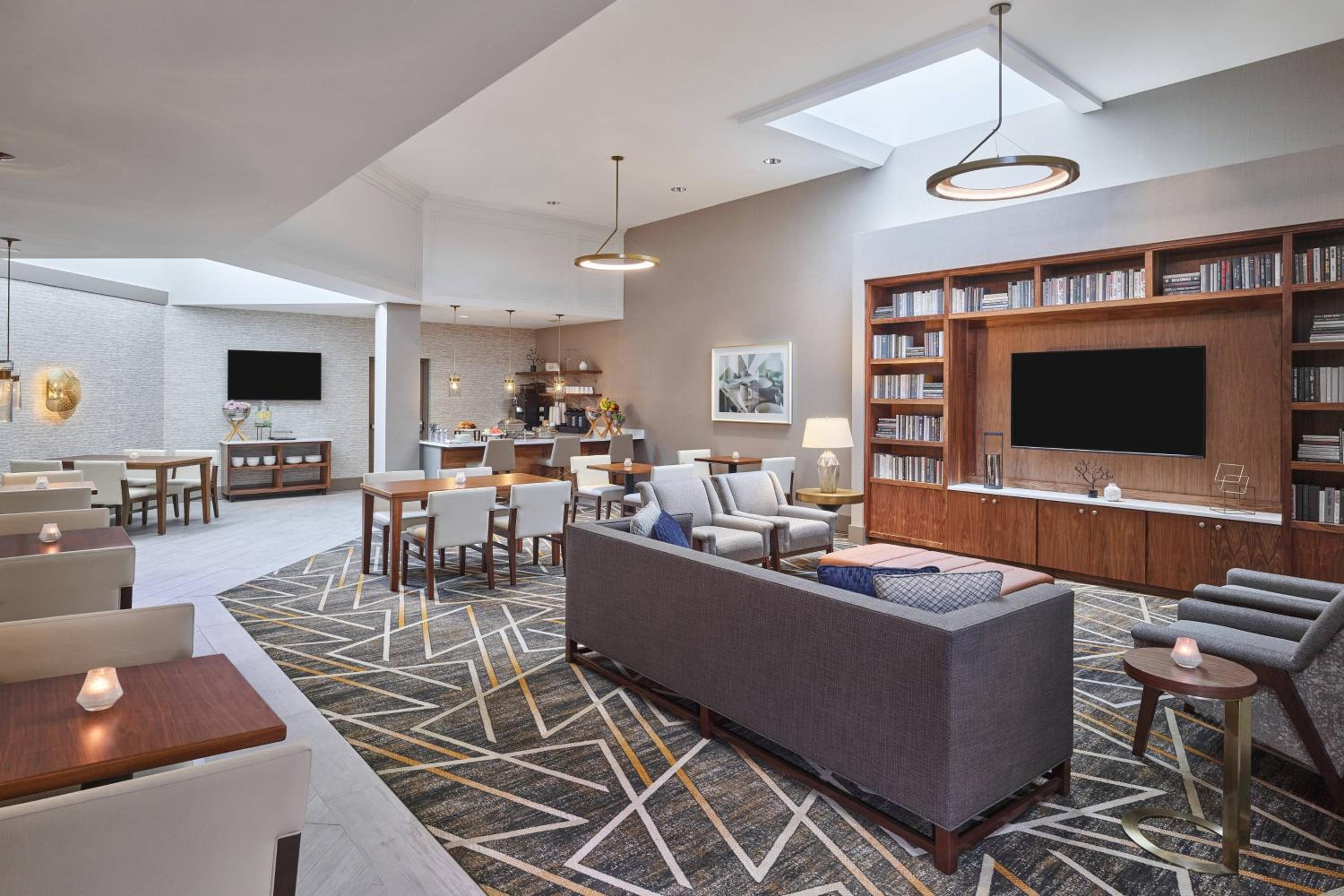 Club lounge access, Guest room, 1 King, High floor - Photo 2