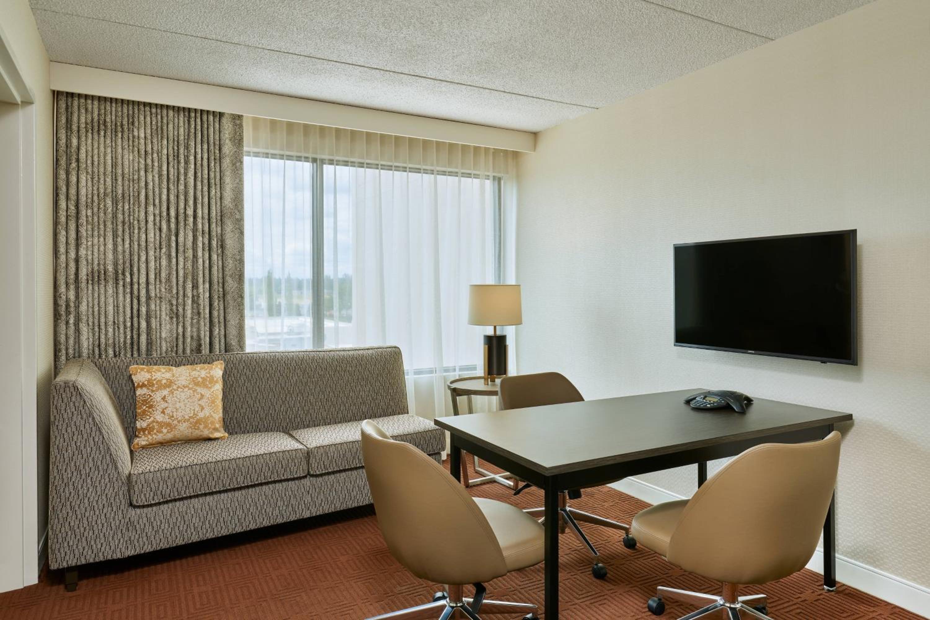 Suite, 1 King - Photo 1