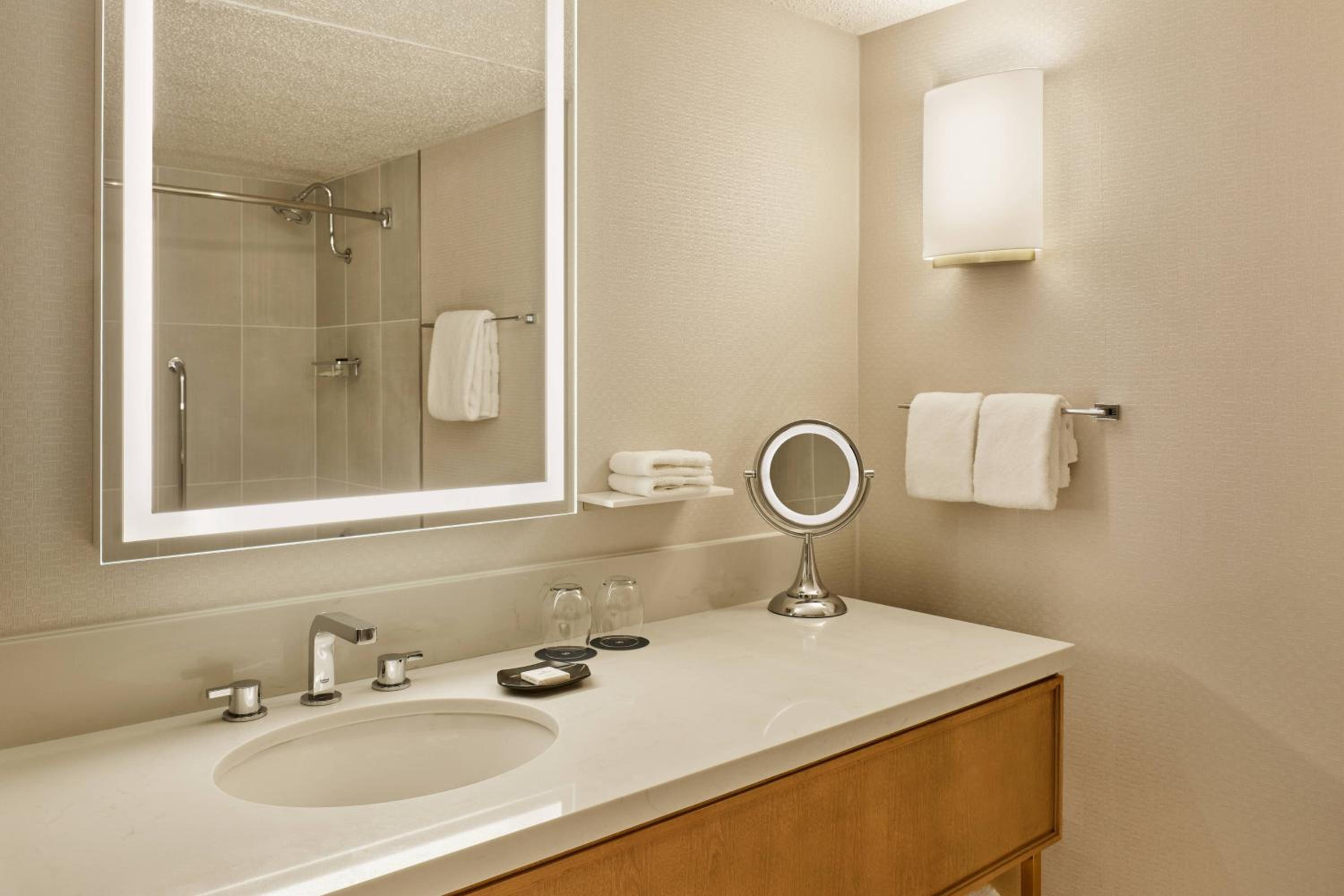 Guest Room, 1 King - Photo 3