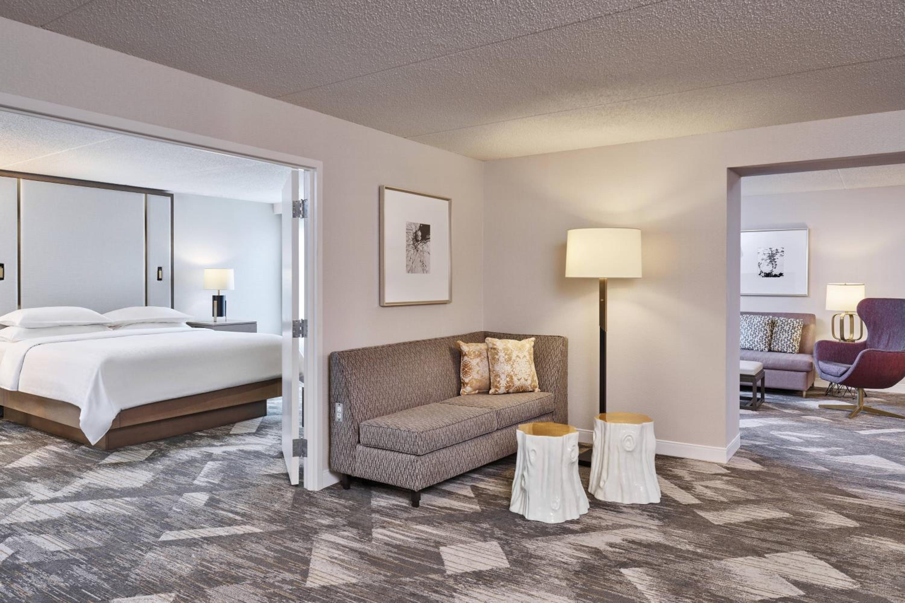 Club lounge access, 1 Bedroom Suite, 1 King, High floor - Photo 1