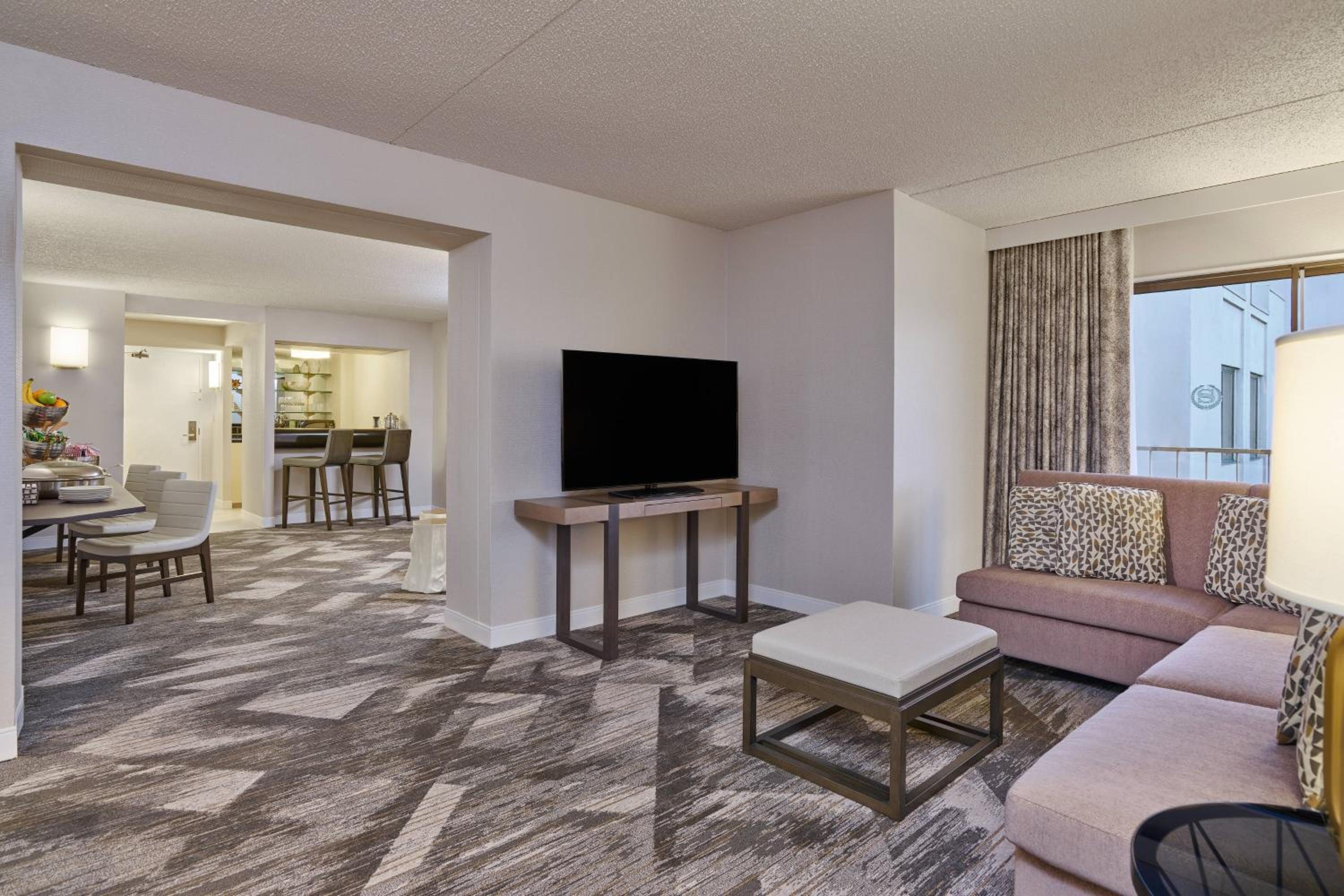 Club lounge access, 1 Bedroom Suite, 1 King, High floor - Photo 5
