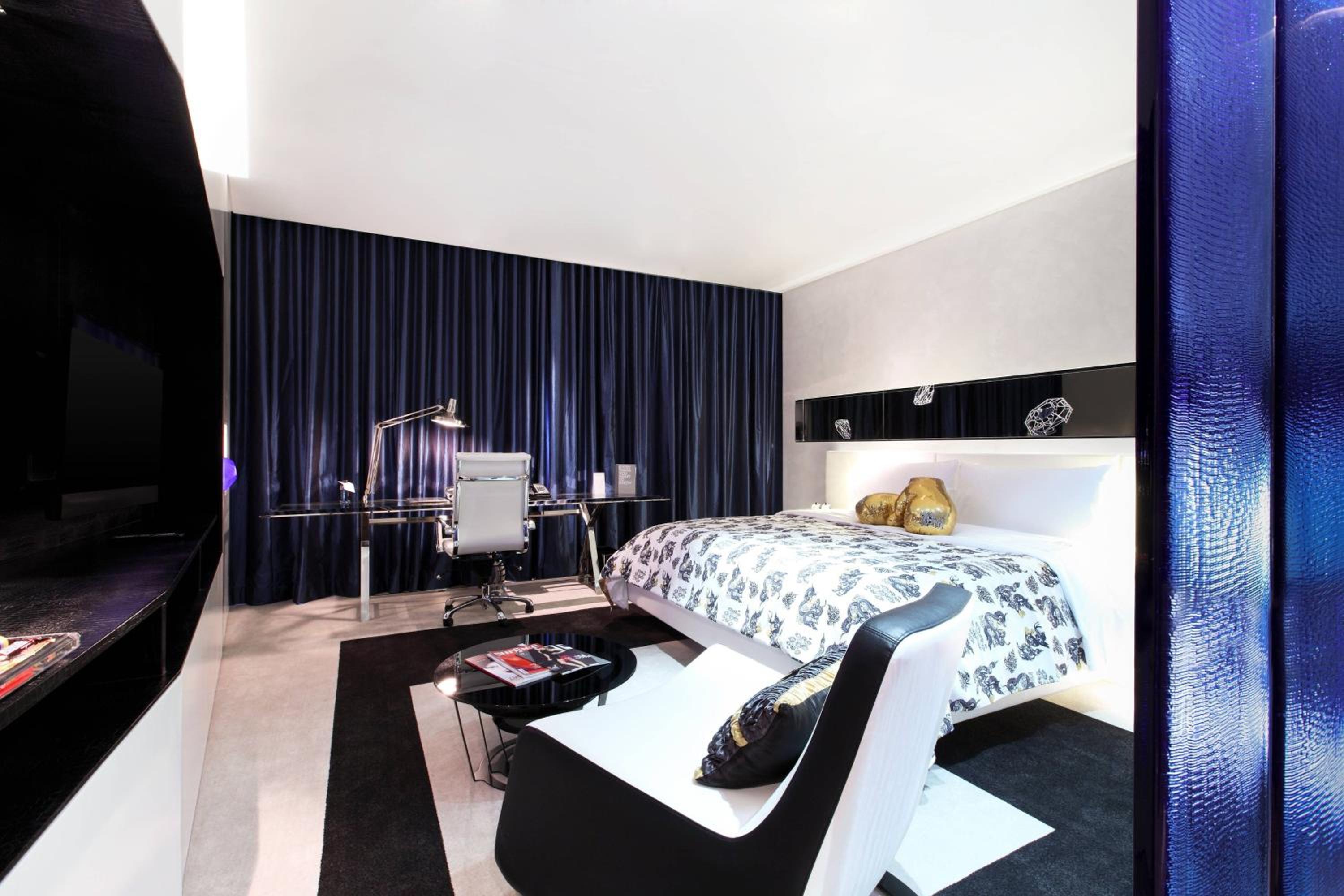 Standard King Room thumbnail 6