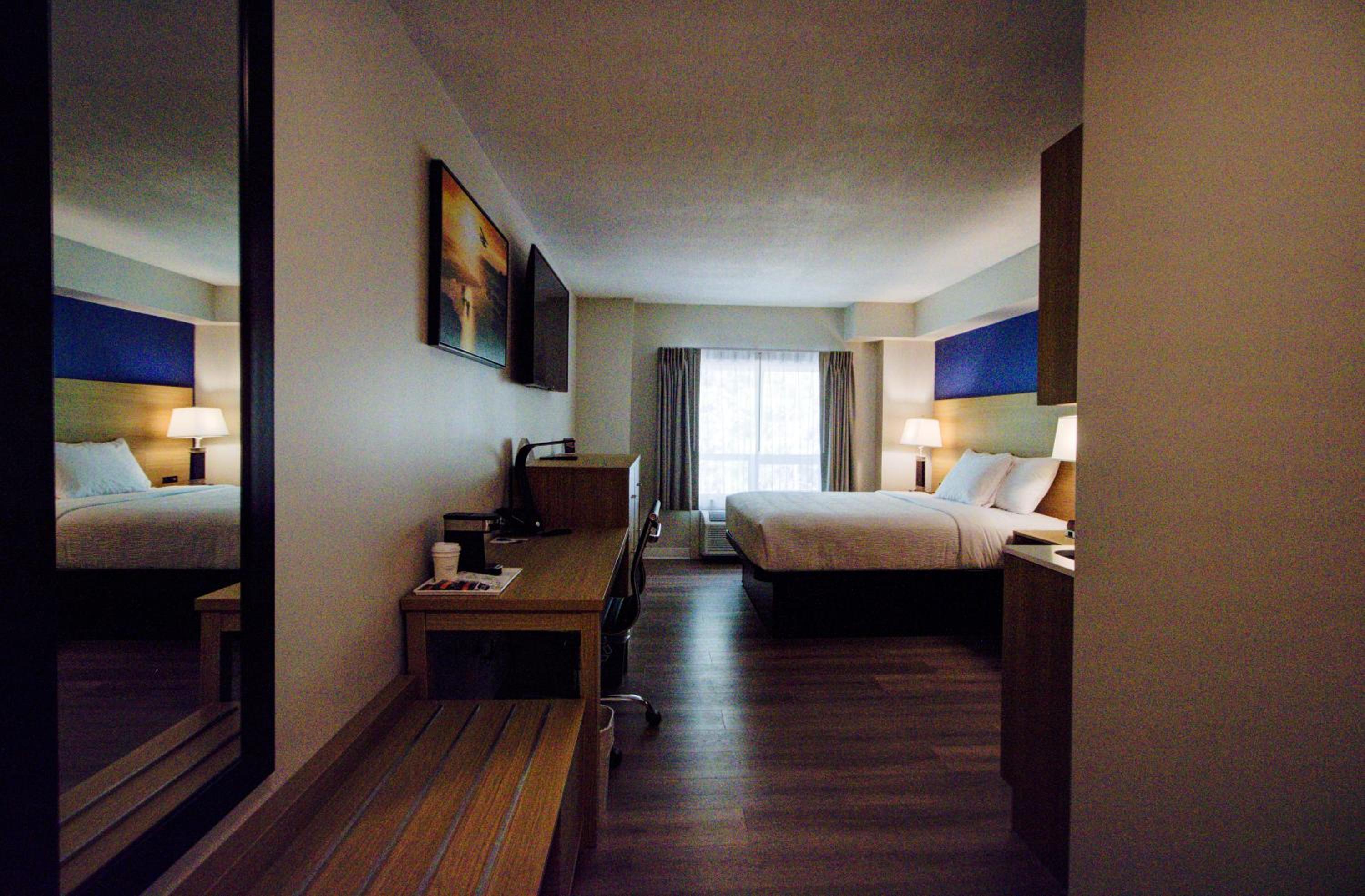 Efficiency Queen Suite - Non-Smoking photo 3