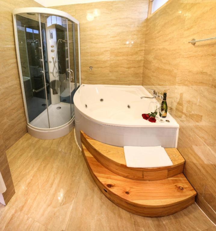 Deluxe Suite with Spa Bath photo 2