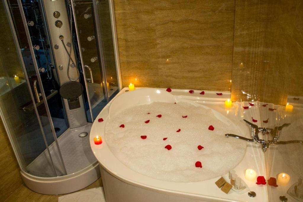 Deluxe Suite with Spa Bath photo 3