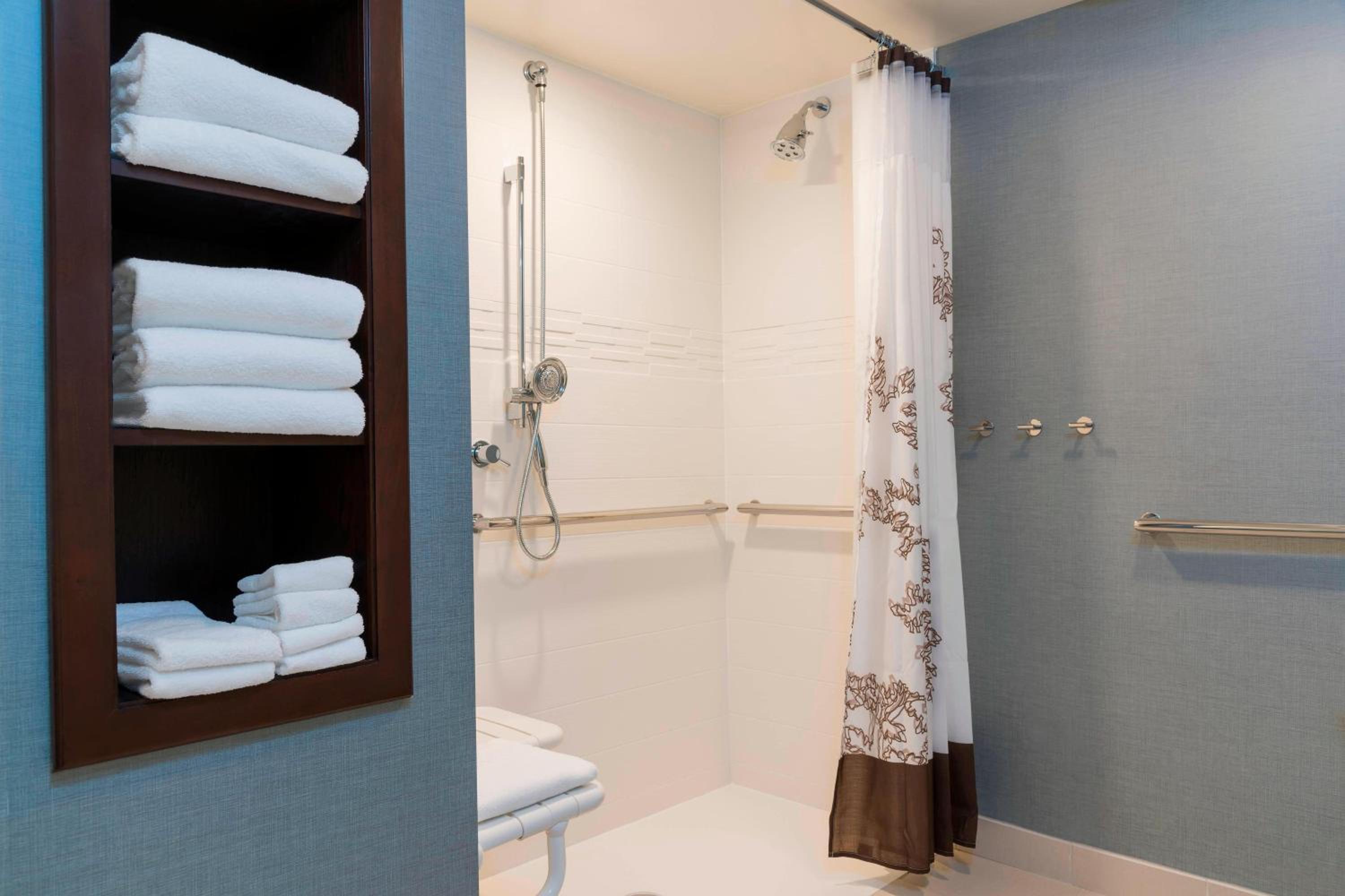 King Studio with Sofa Bed and Transfer Shower - Mobility and Hearing Accessible photo 3