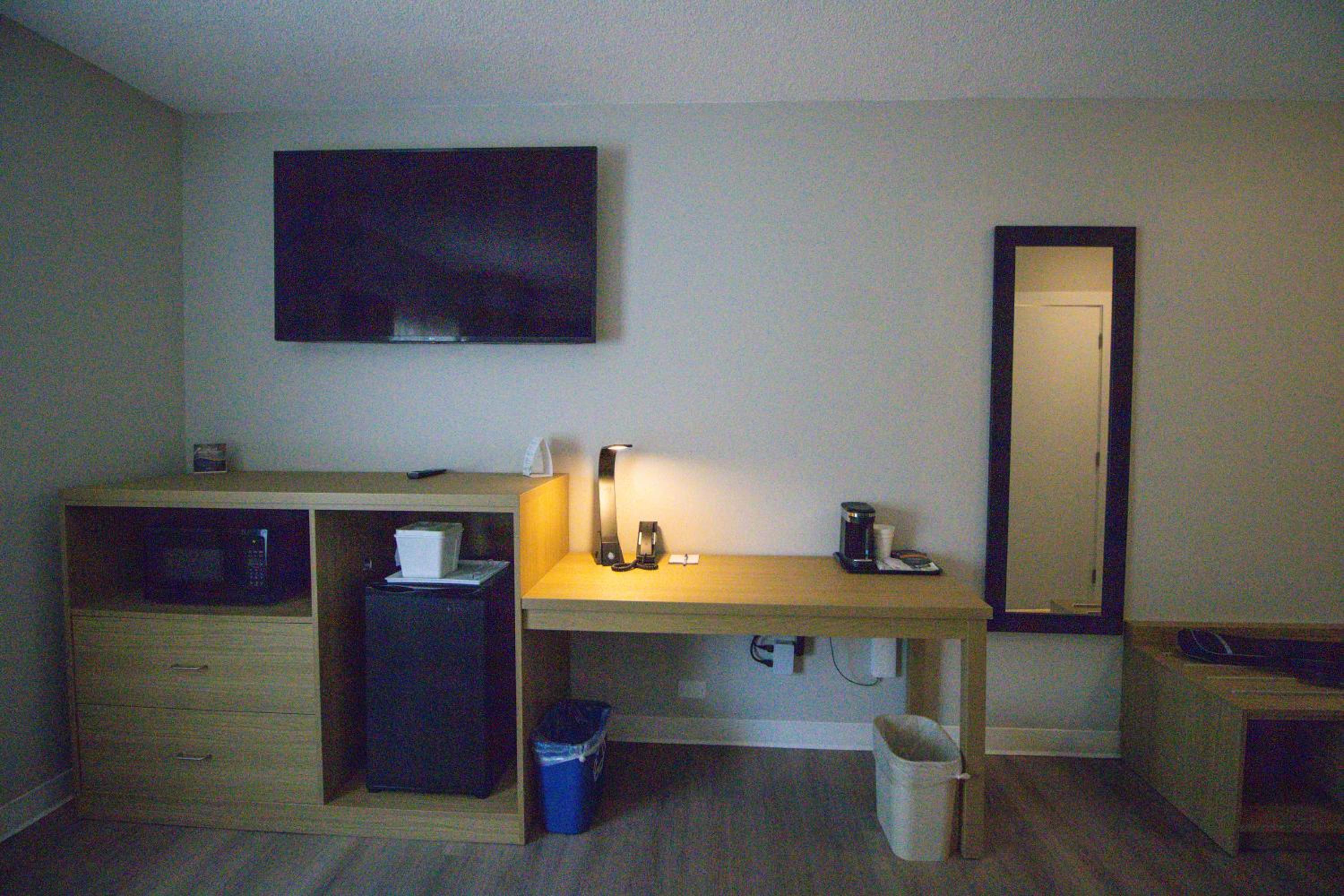 Queen Room with Roll In Shower - Mobility Access/Non-Smoking photo 2