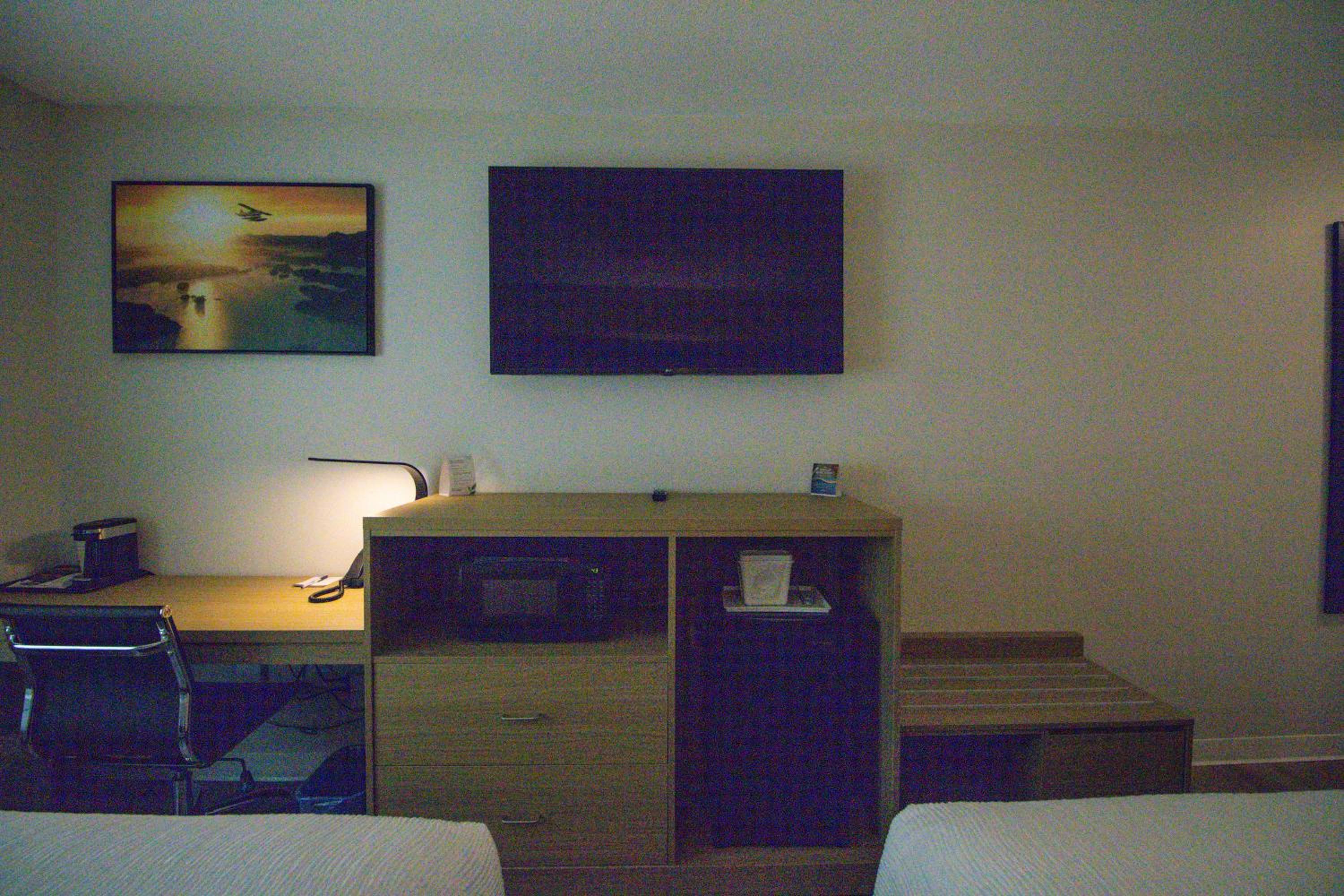 Queen Room with Two Queen Beds - Non-Smoking photo 3