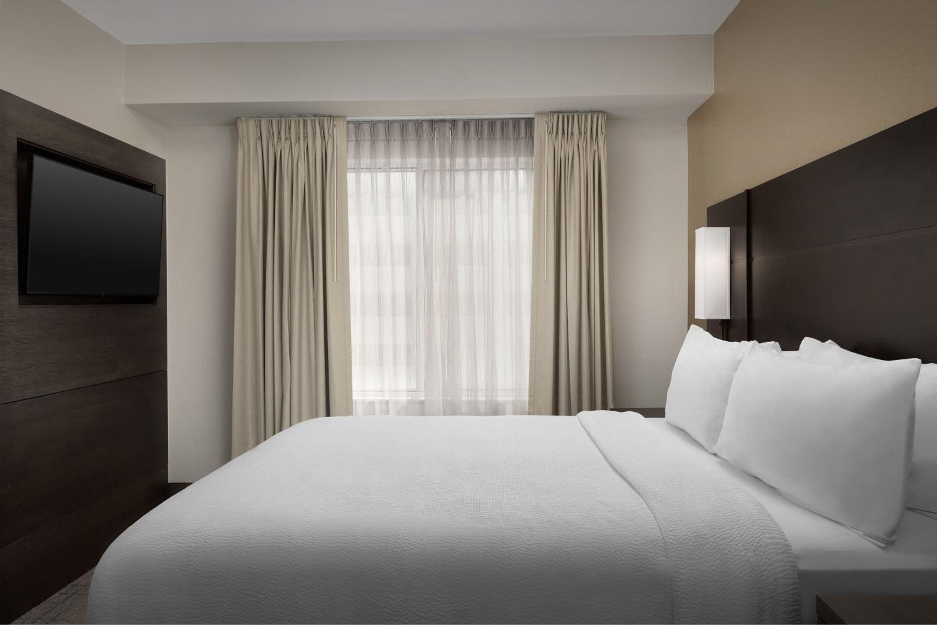 Two-Bedroom Suite with Fire Place - Photo 8