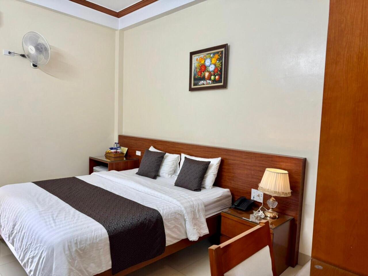 Deluxe King Room photo 2