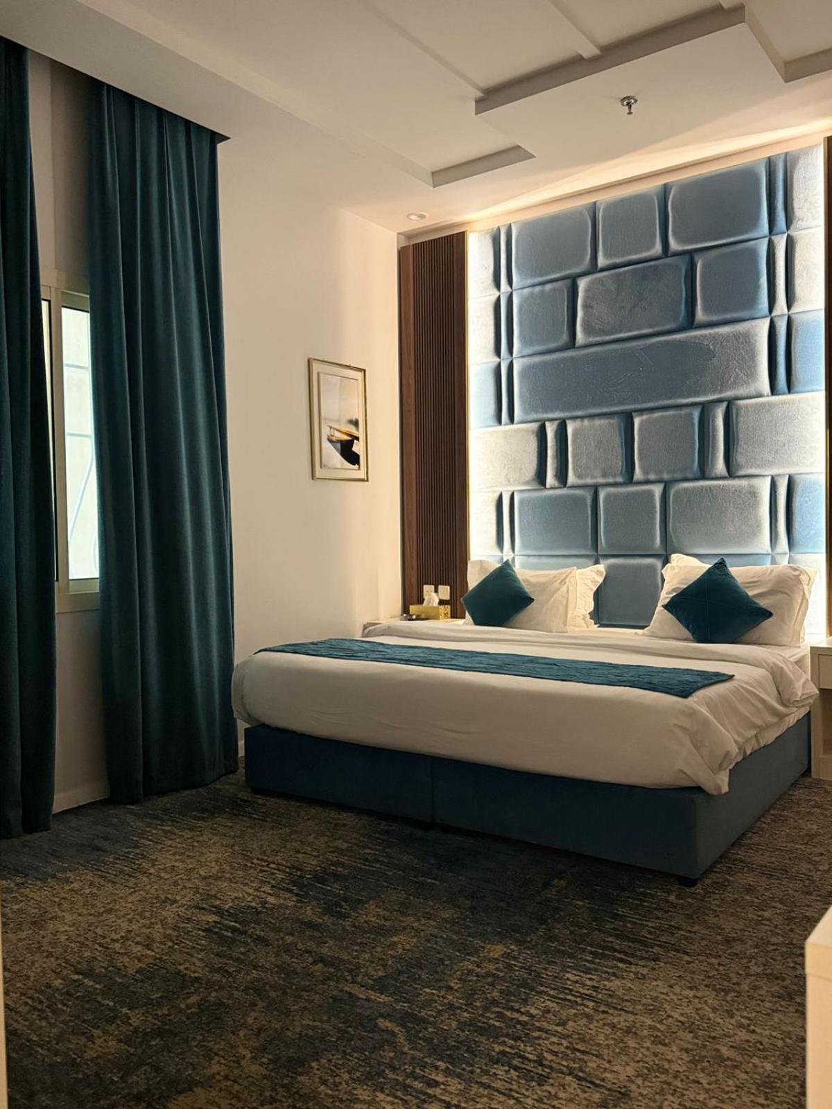Deluxe King Room - Photo 1