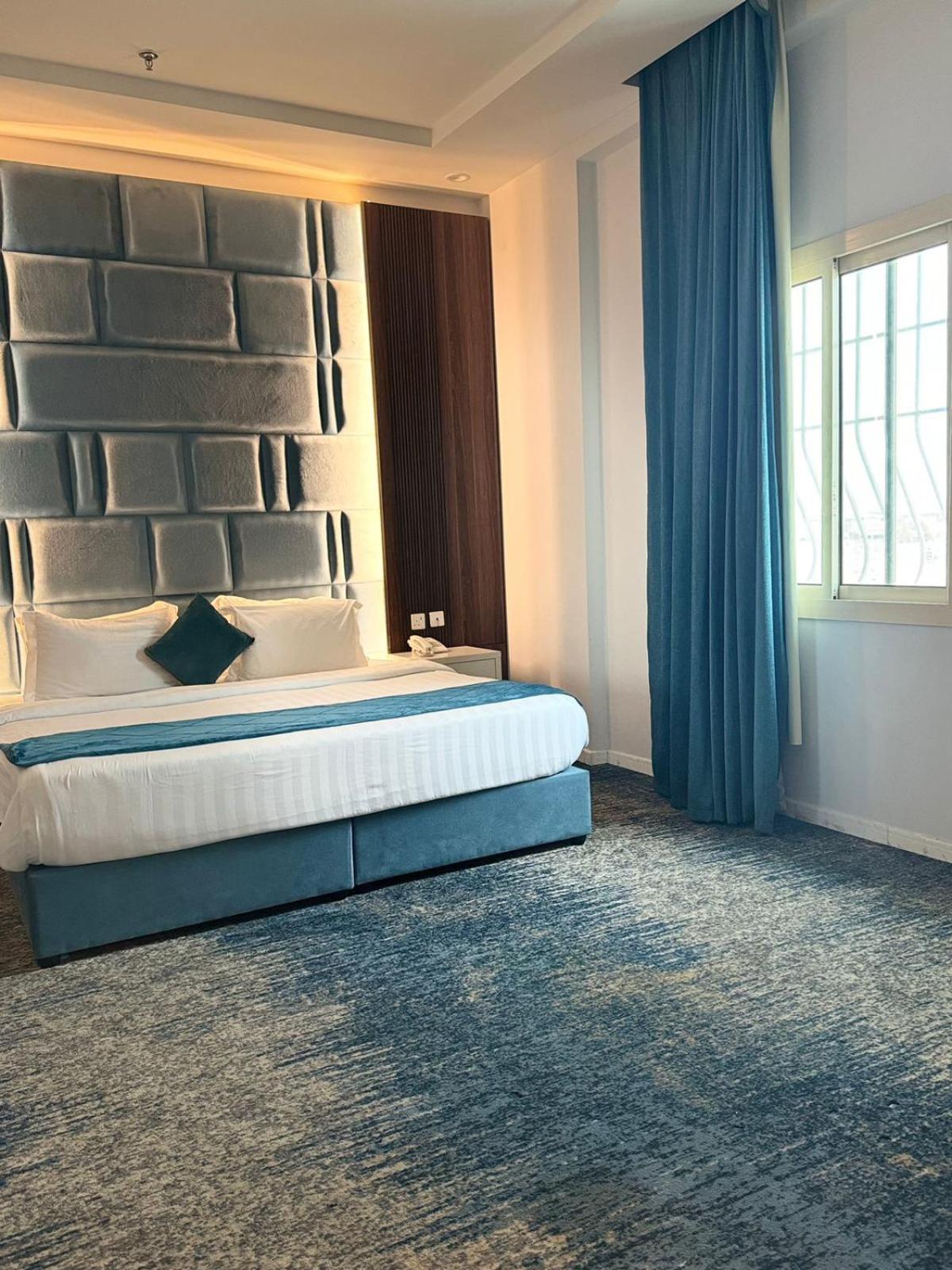 Deluxe King Room - Photo 7