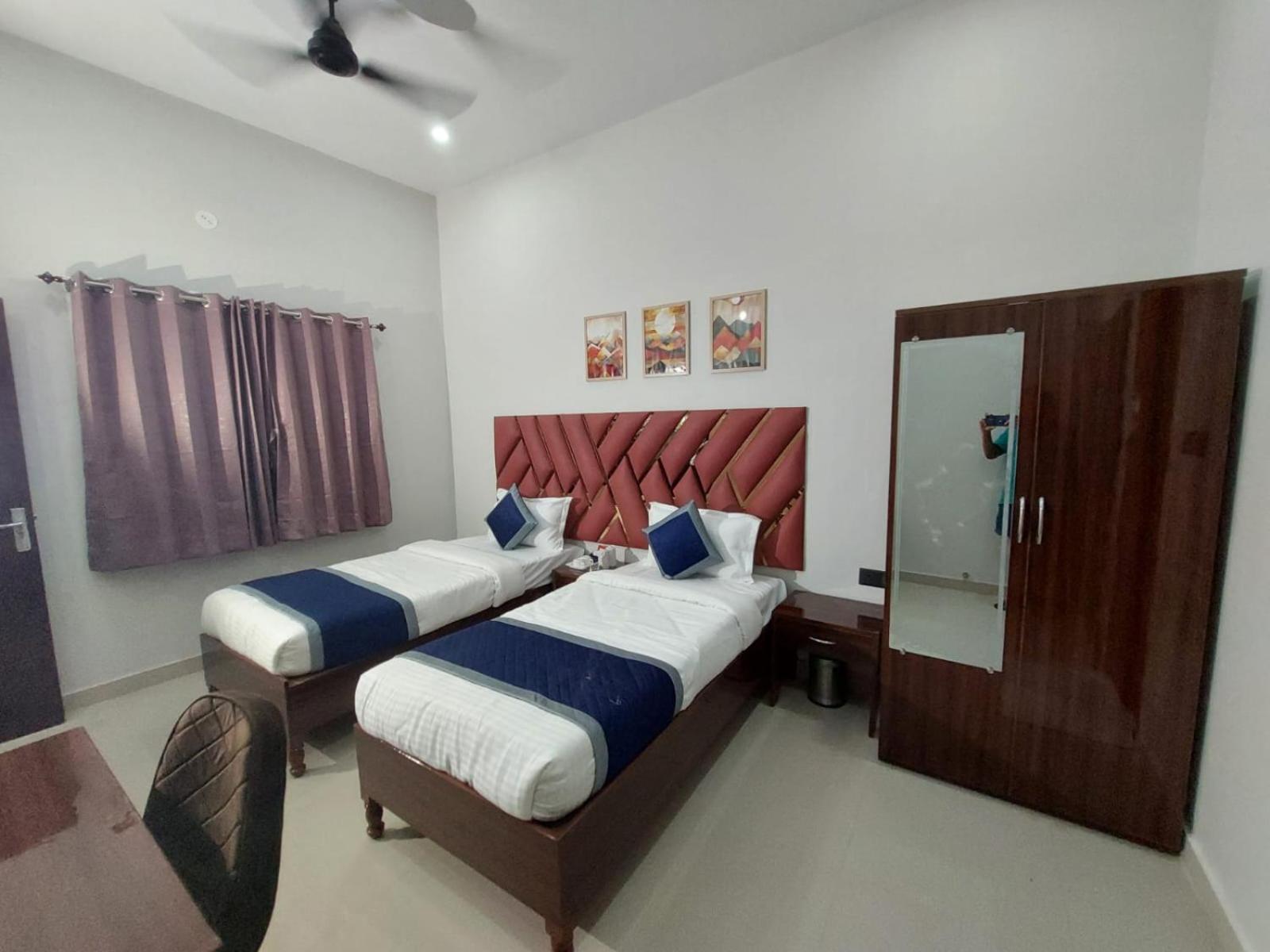 Deluxe Double Room with Balcony photo 2