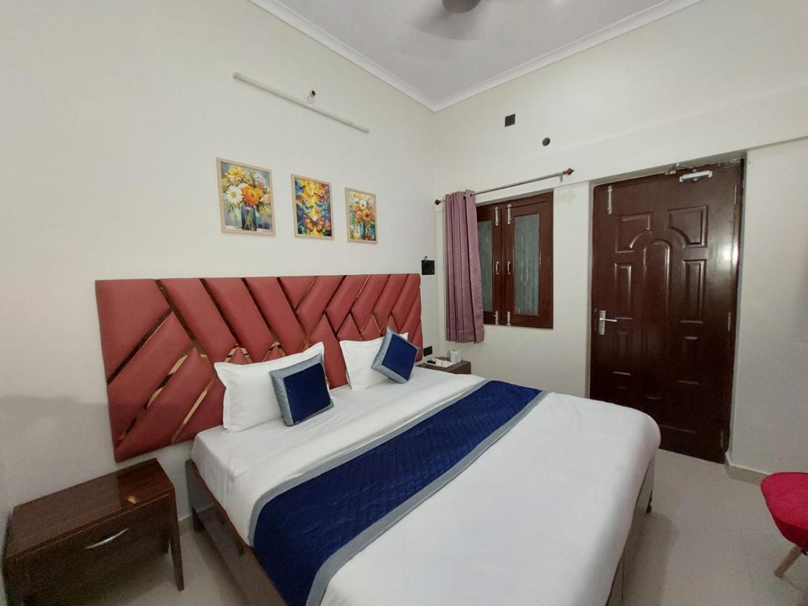 Deluxe Queen Room with Two Queen Beds photo 2