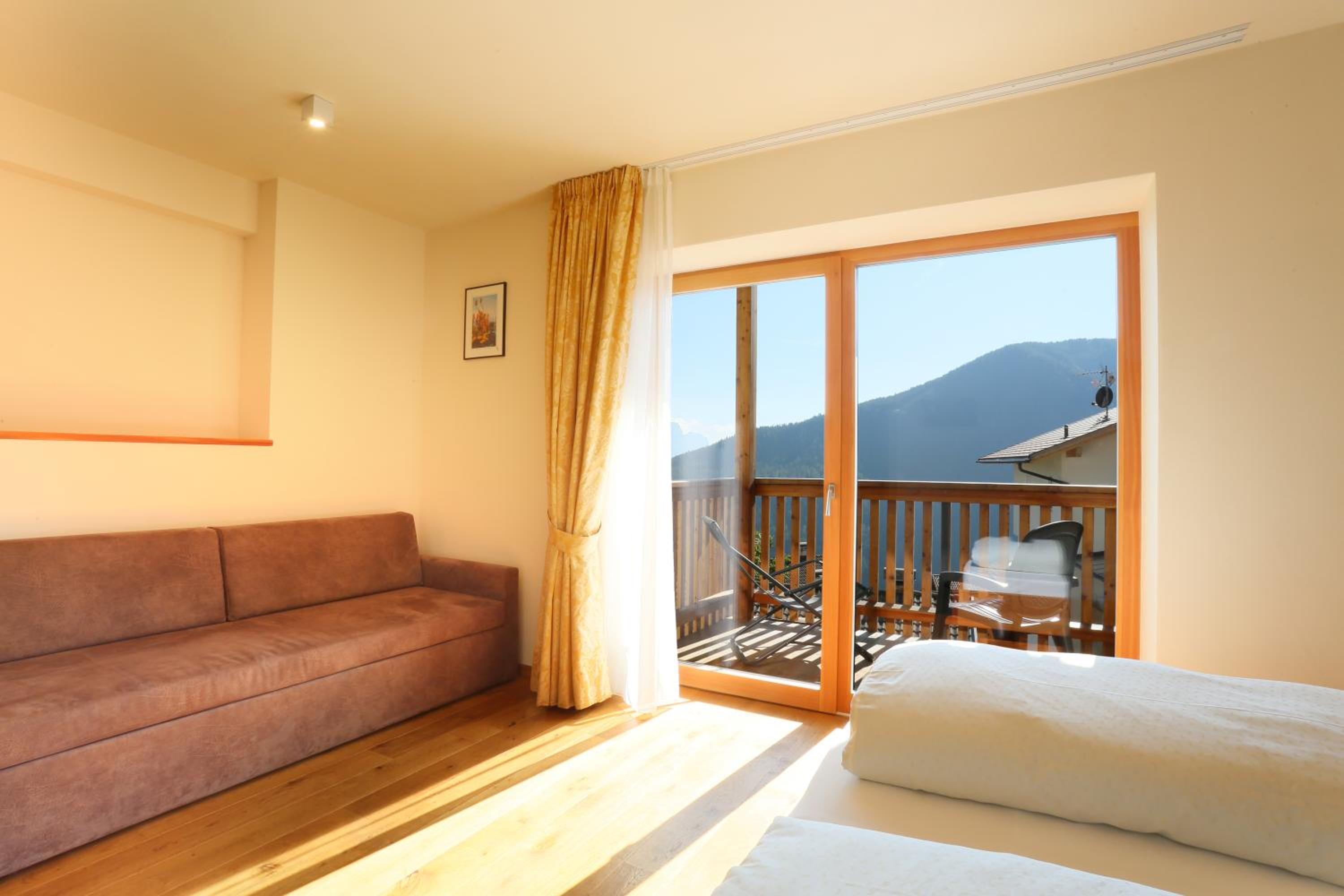 Deluxe Double Room with Balcony - Photo 7