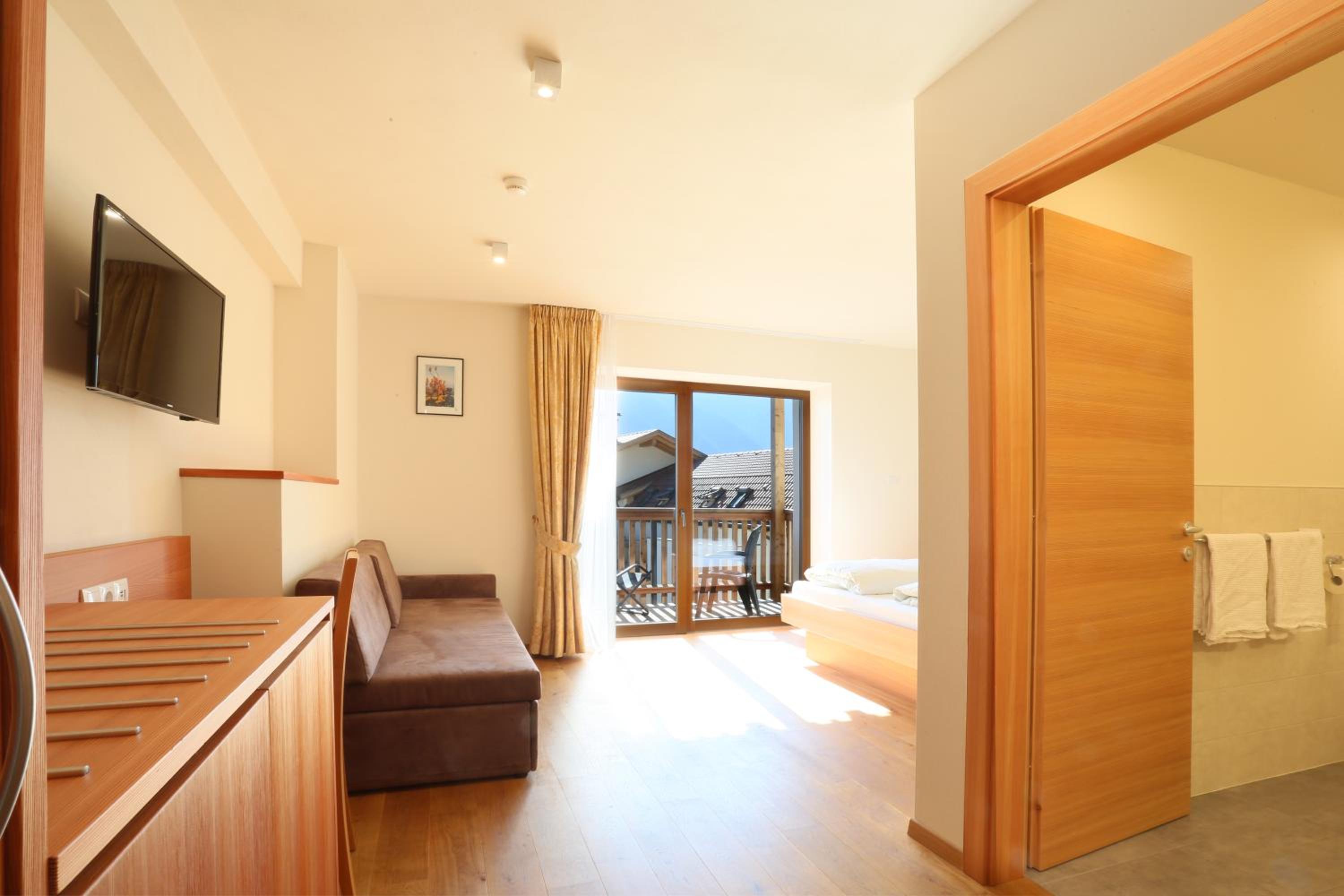 Deluxe Double Room with Balcony - Photo 8