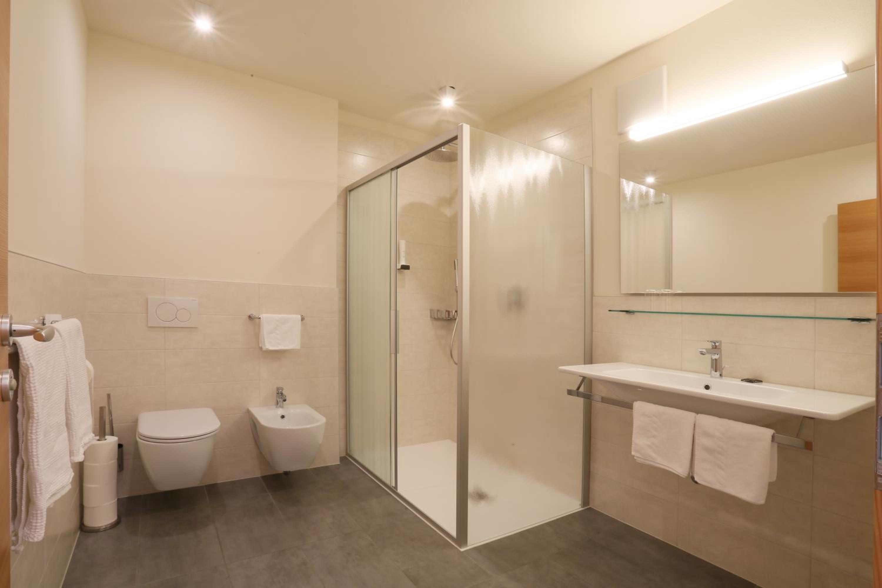 Deluxe Double Room with Balcony - Photo 9