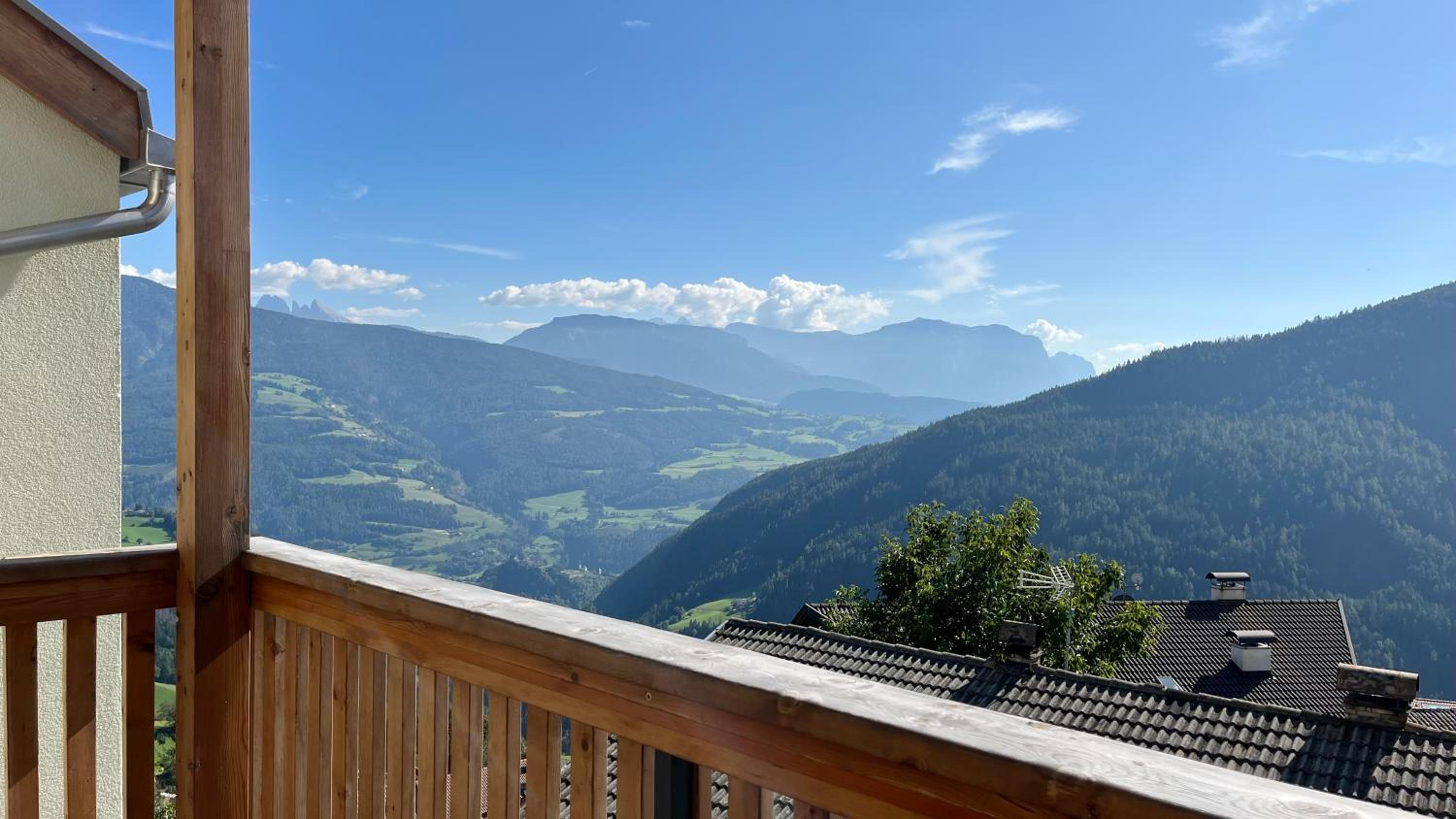Deluxe Double Room with Balcony - Photo 10