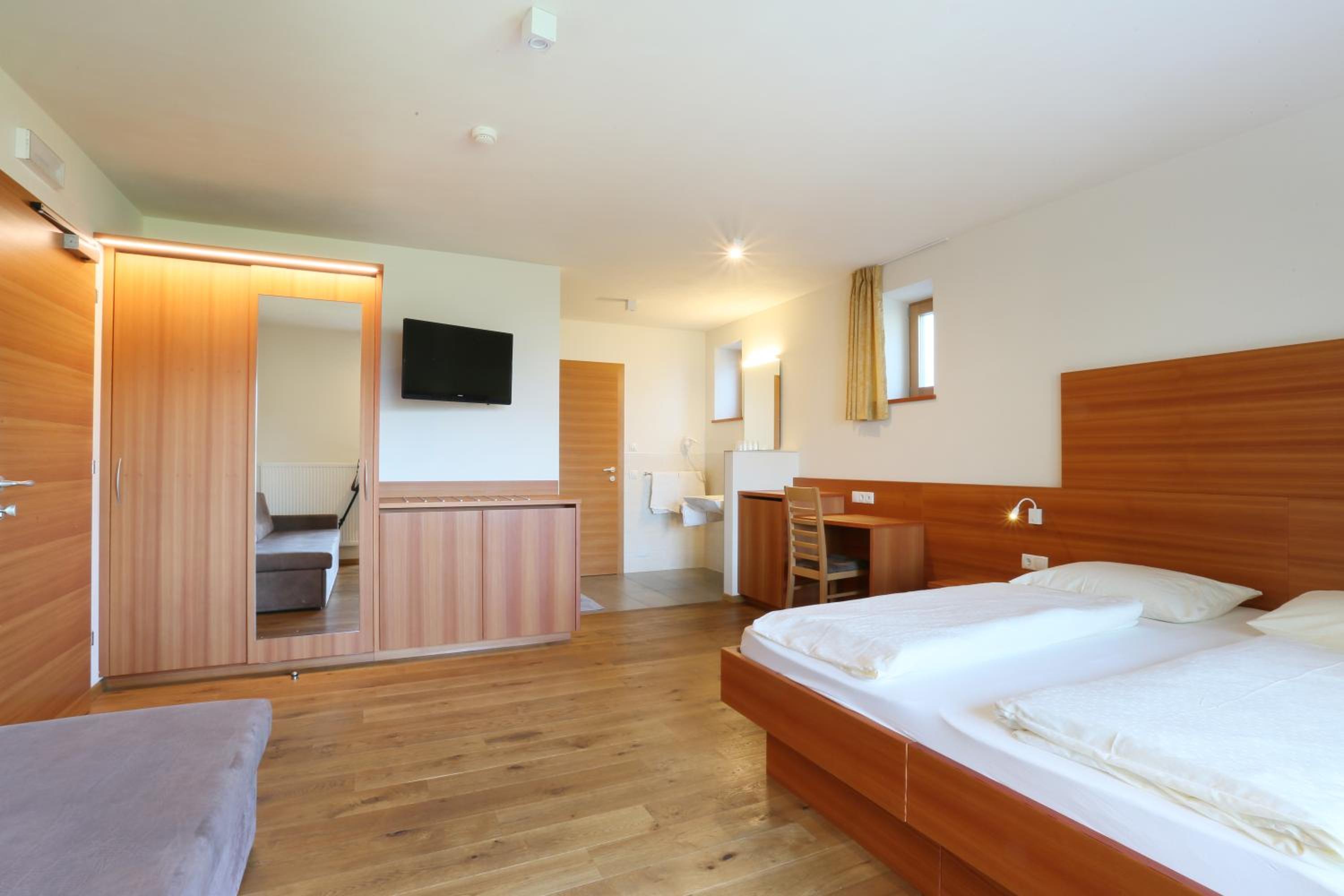 Deluxe Double Room with Balcony - Photo 11