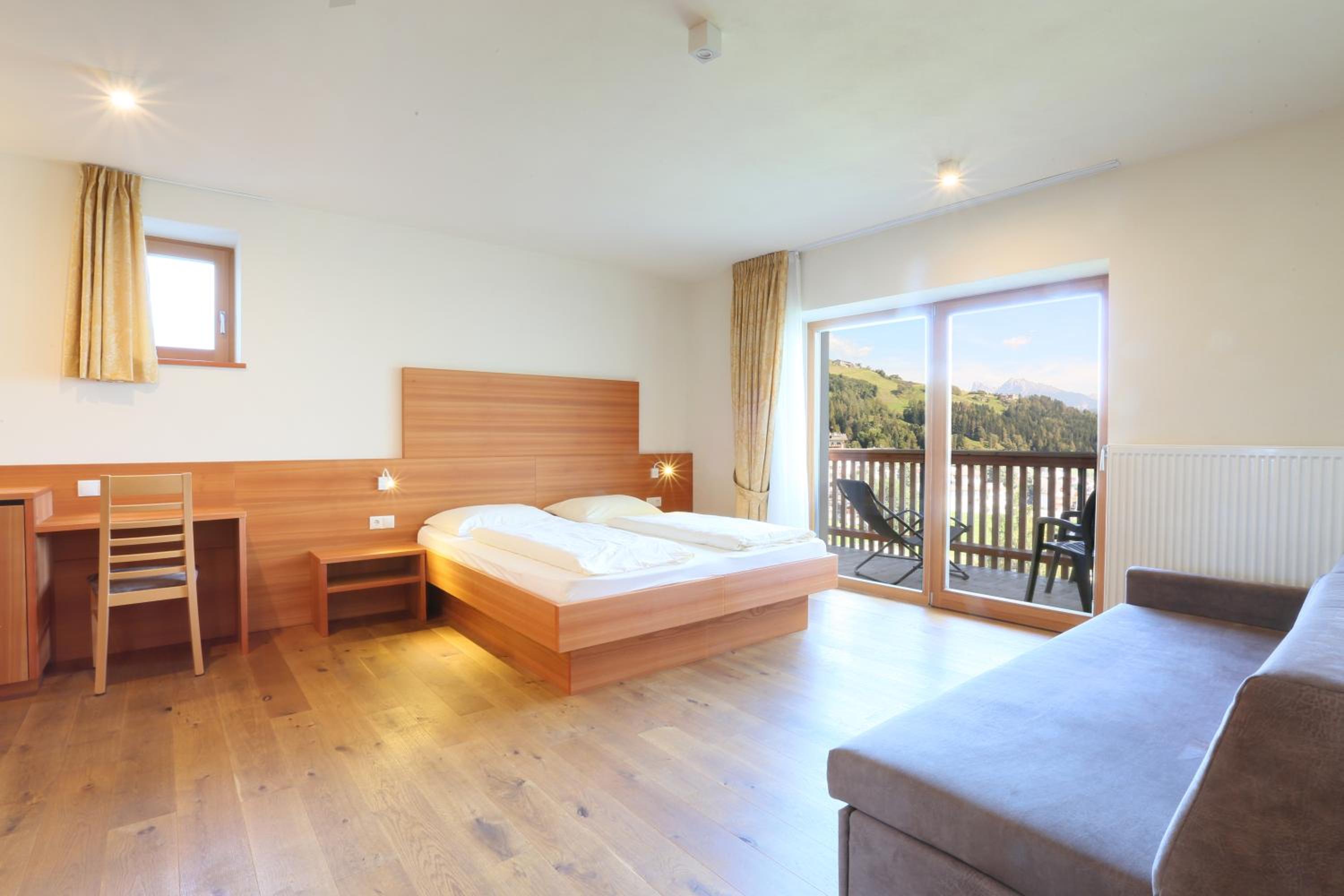 Deluxe Double Room with Balcony - Photo 12