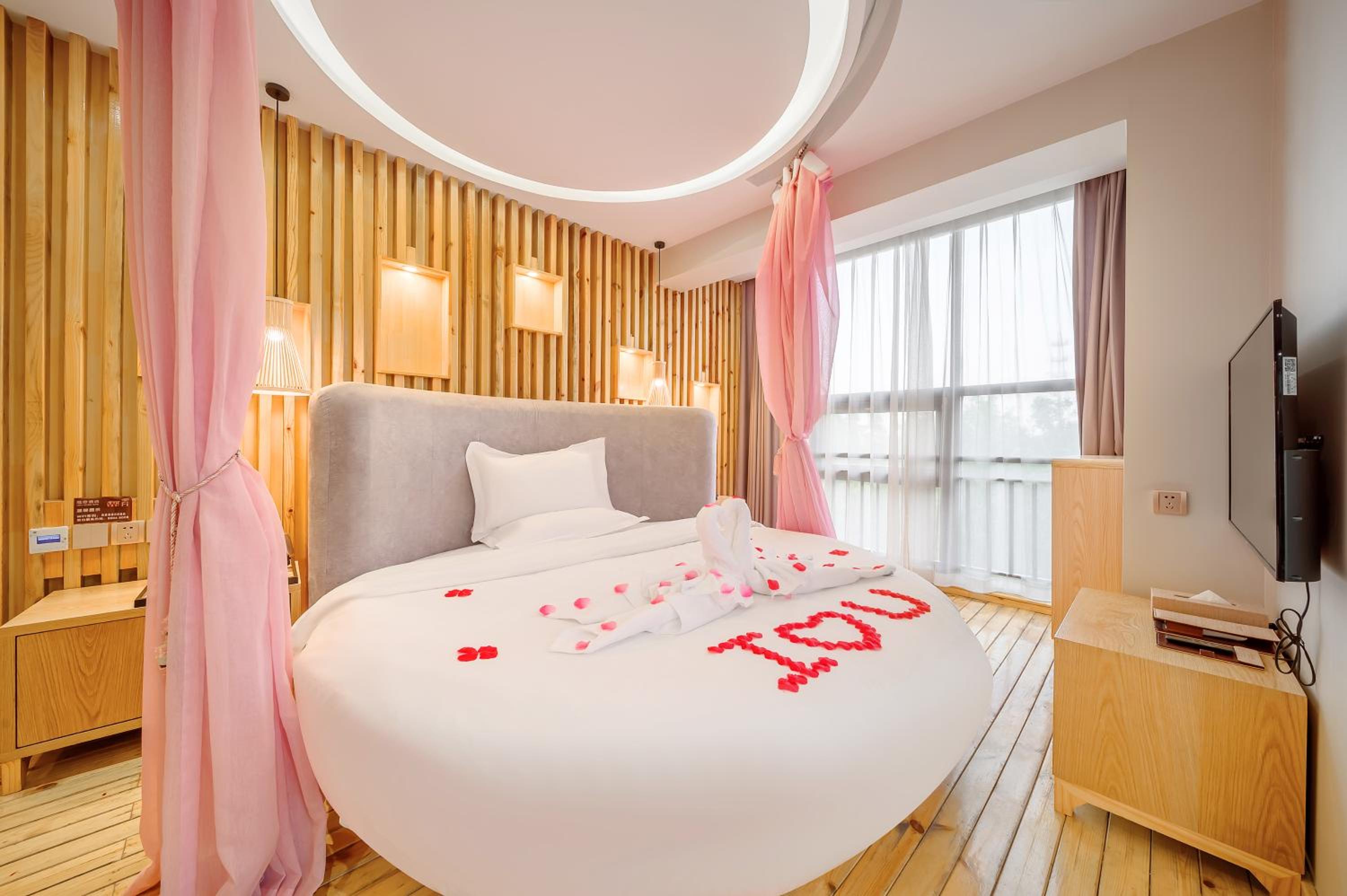 Romantic Queen Room