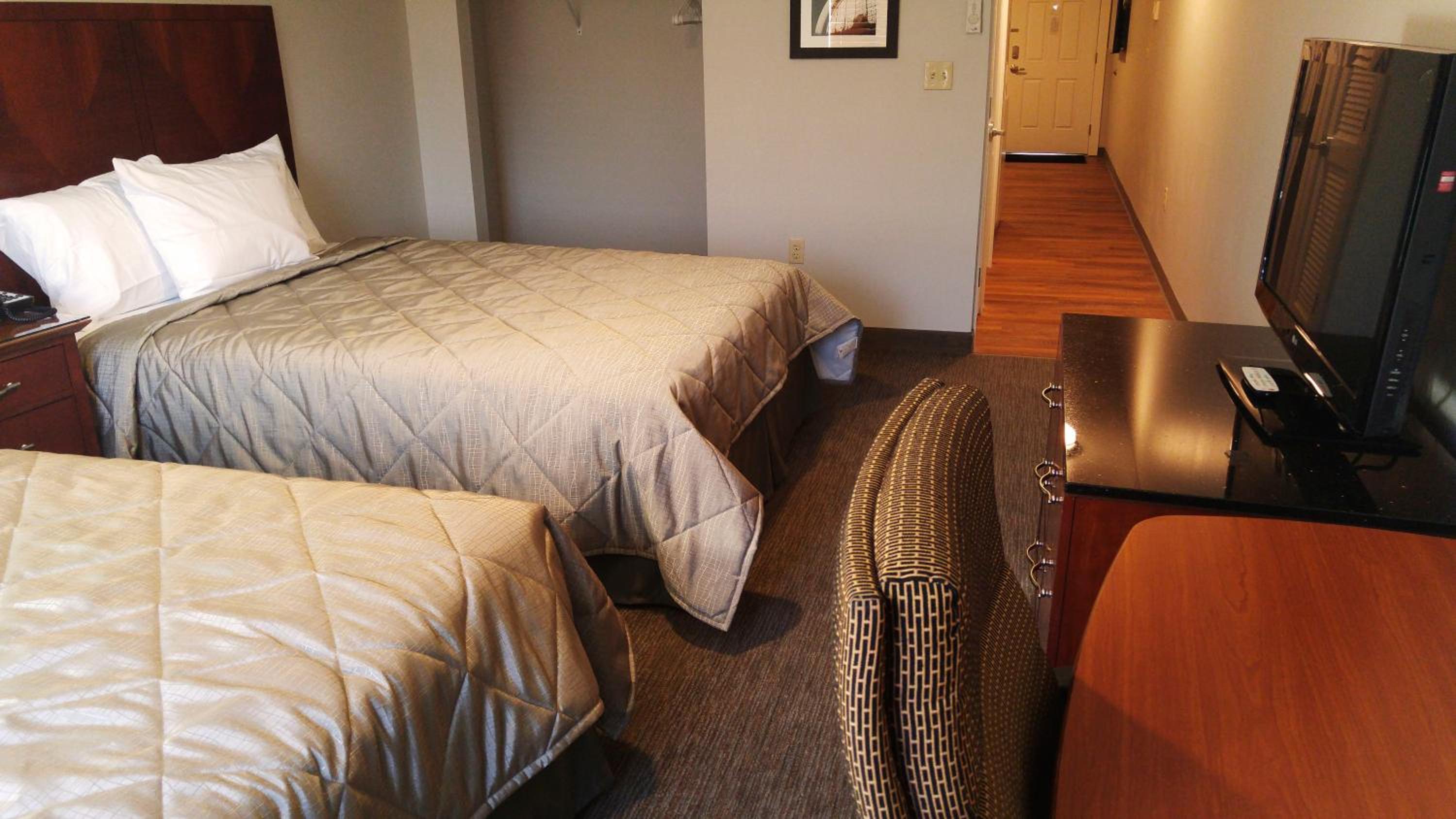 Deluxe Queen Suite with Two Queen Beds - Non-Smoking photo 3