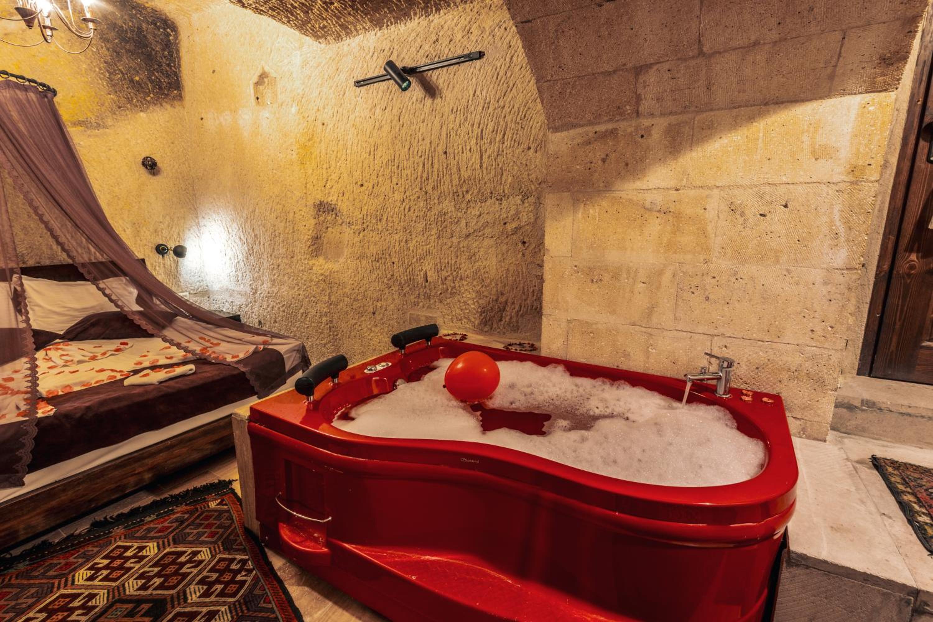 Queen Room with Spa Bath - Photo 9