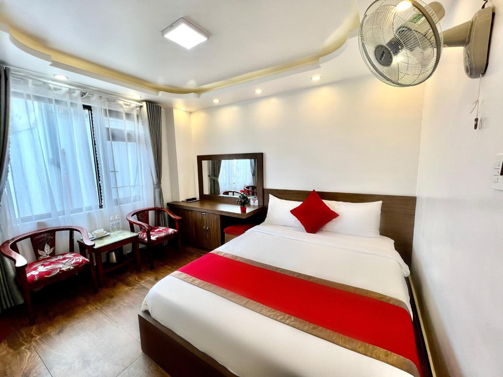 Queen Room photo 1