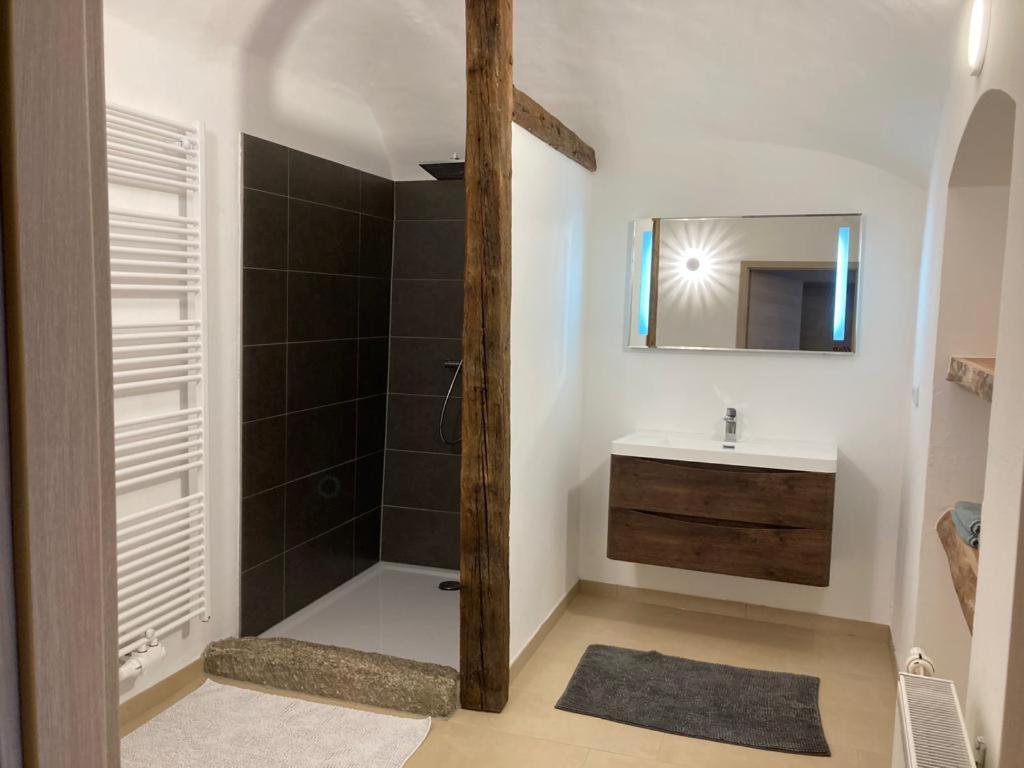 One-Bedroom Apartment with City View photo 2
