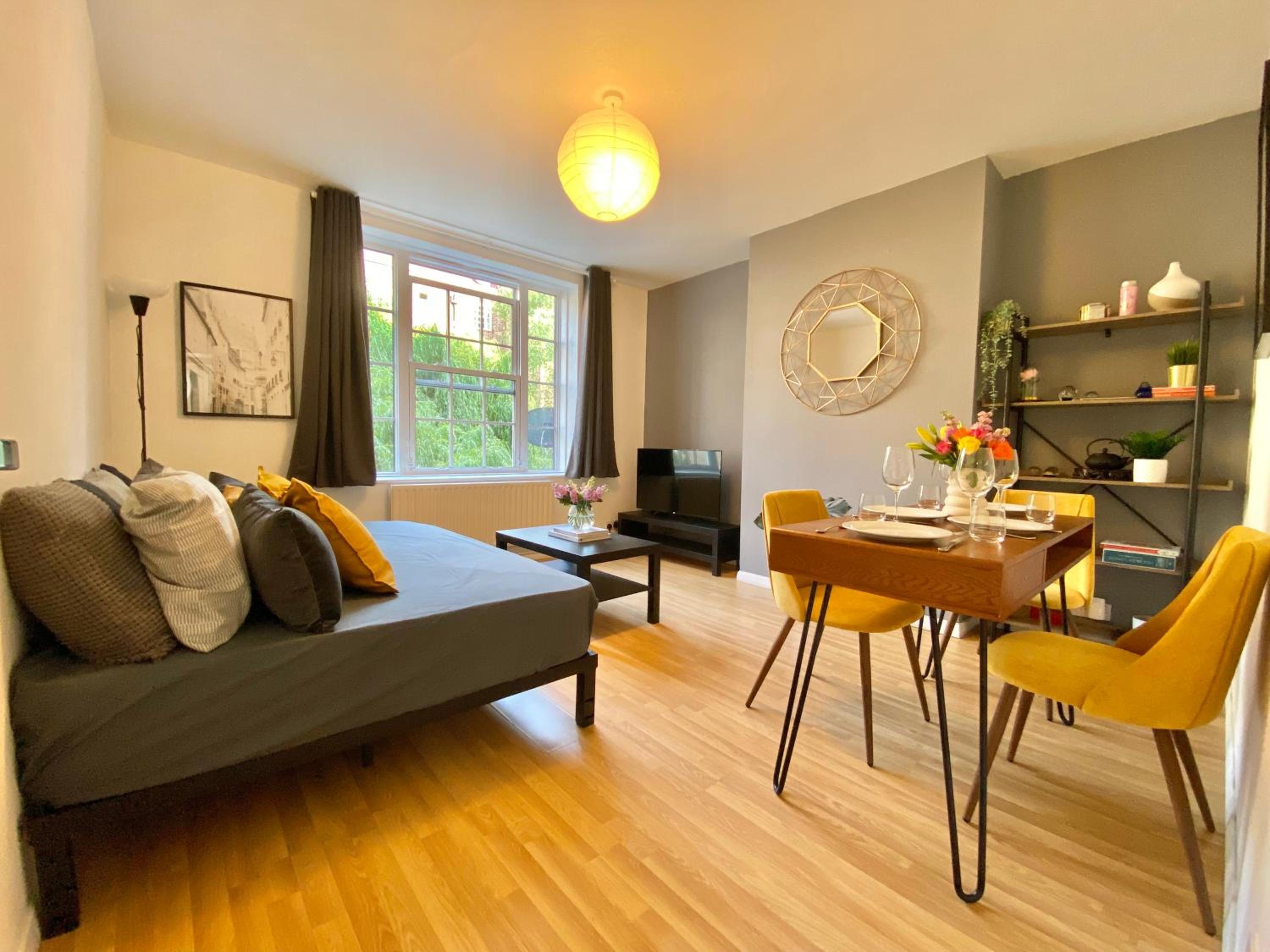 One-Bedroom Apartment photo 1