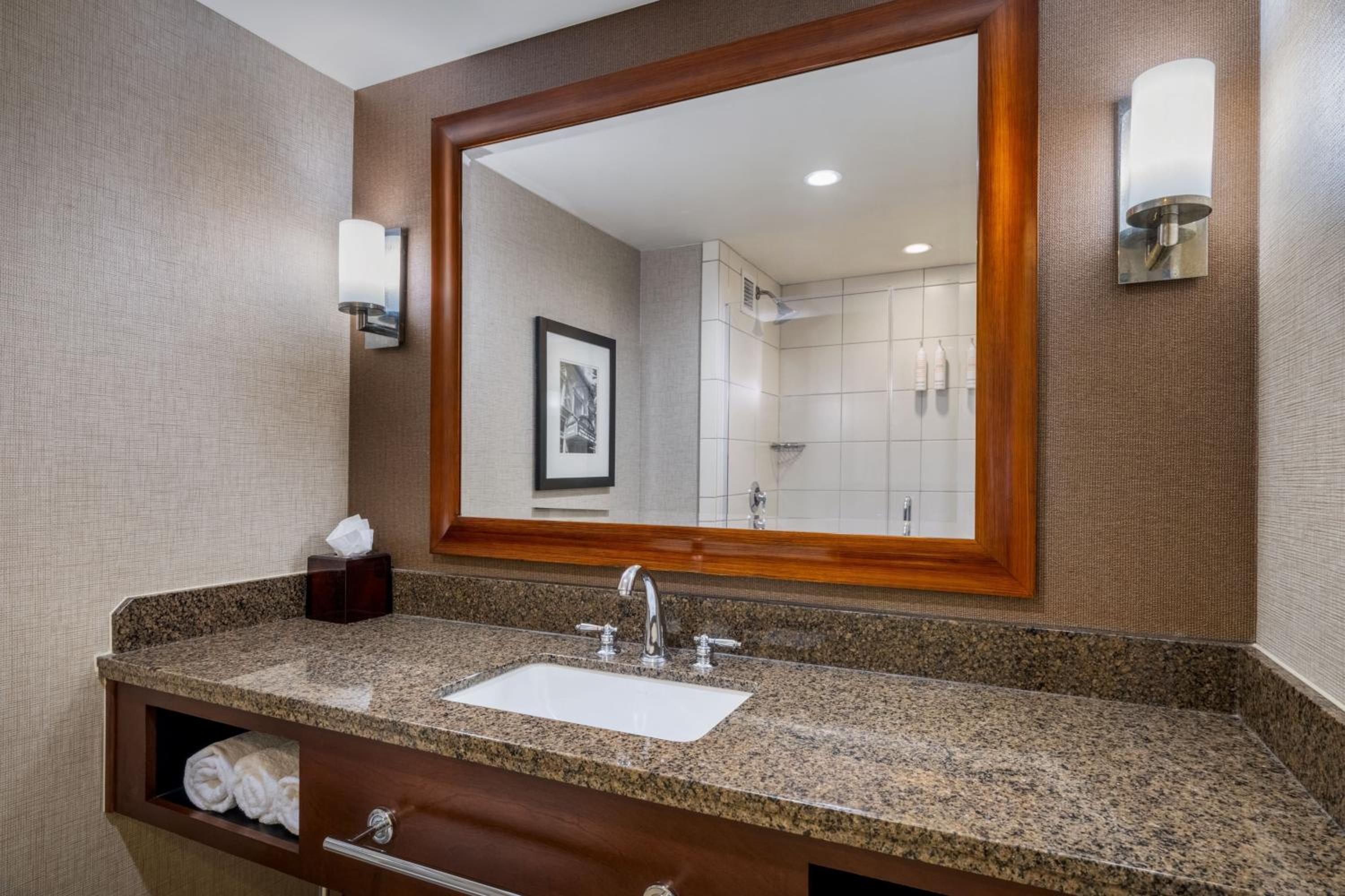 King Room - Hearing Accessible photo 2