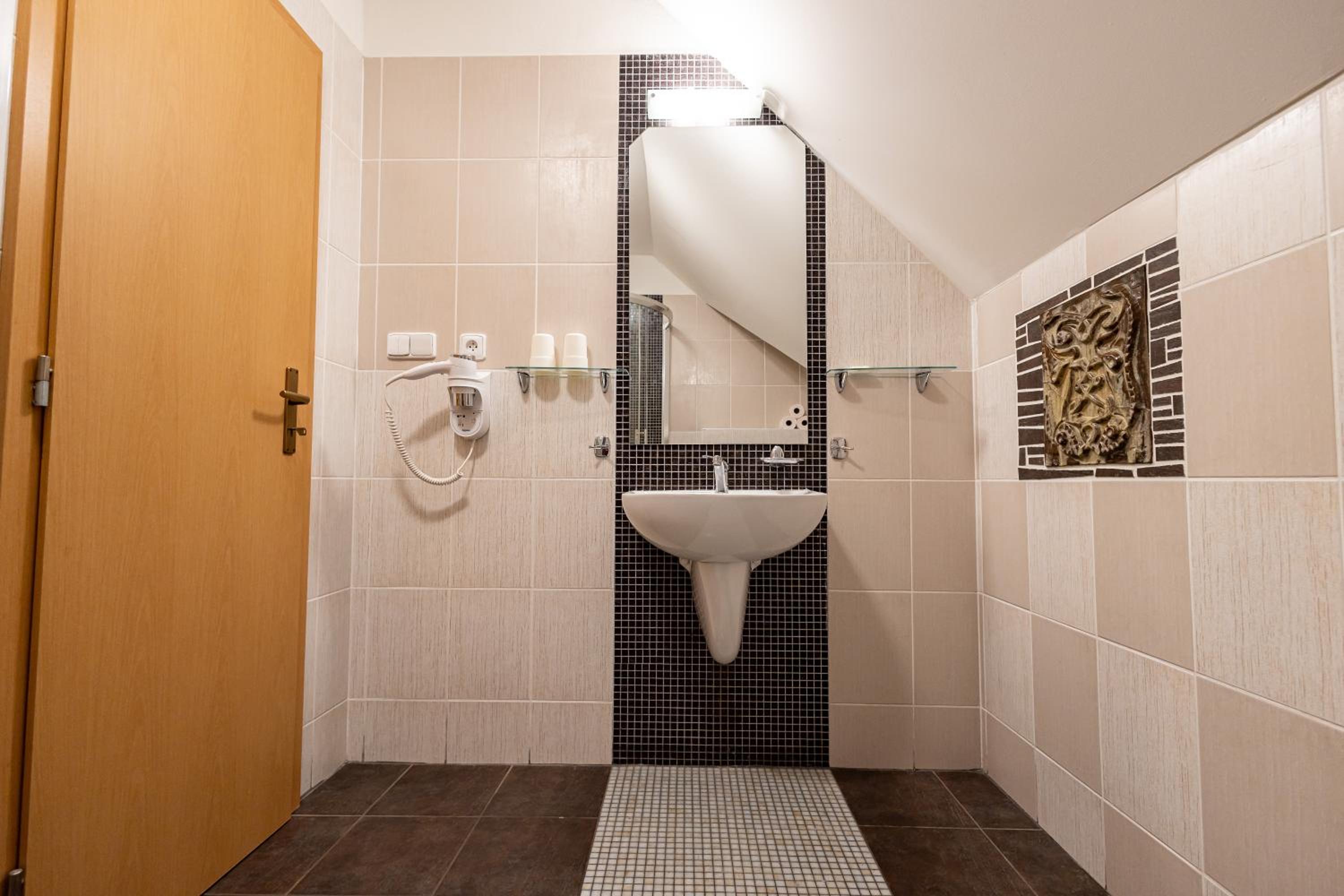 Double Room (1 Adult + 1 Child) - Photo 4