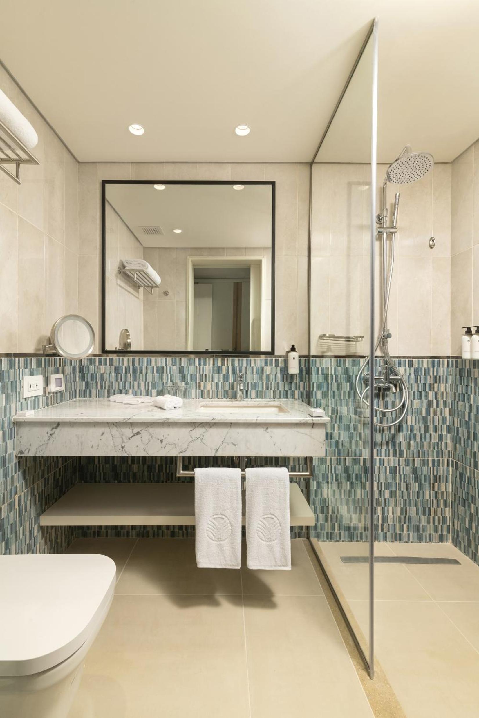 Marina City View Room - King Bed - Photo 4