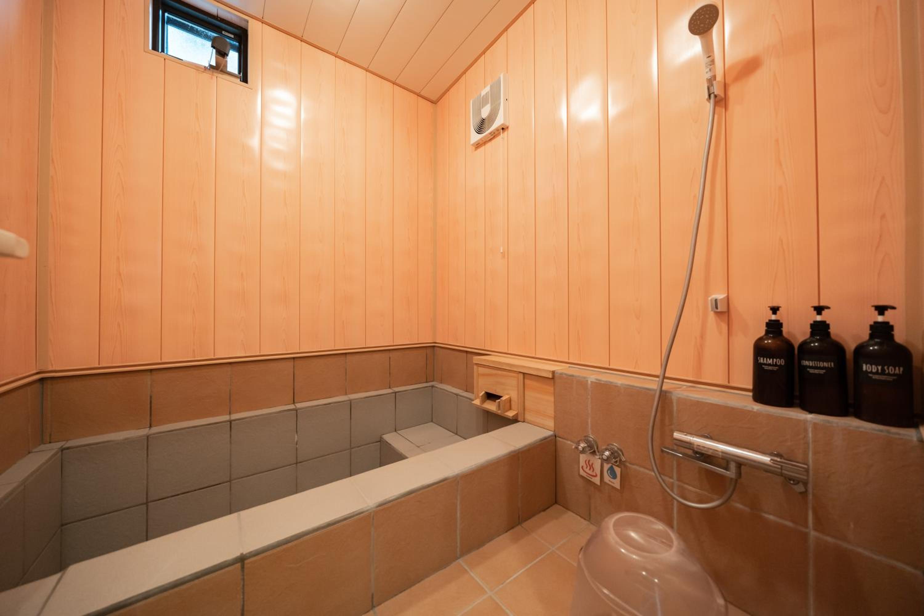 Family Room with Private Bathroom - Photo 2