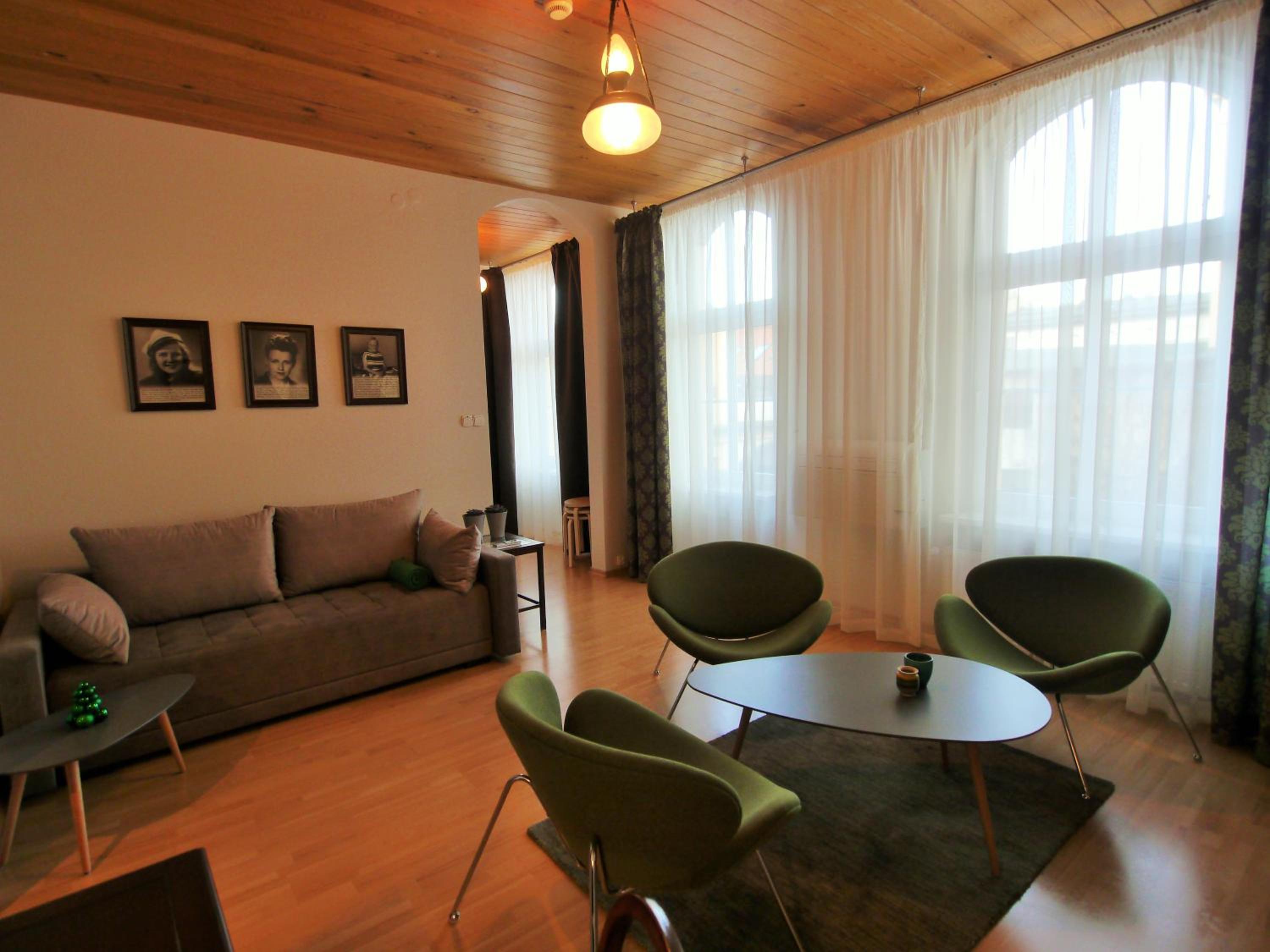 One-Bedroom Apartment - Annex - Photo 11