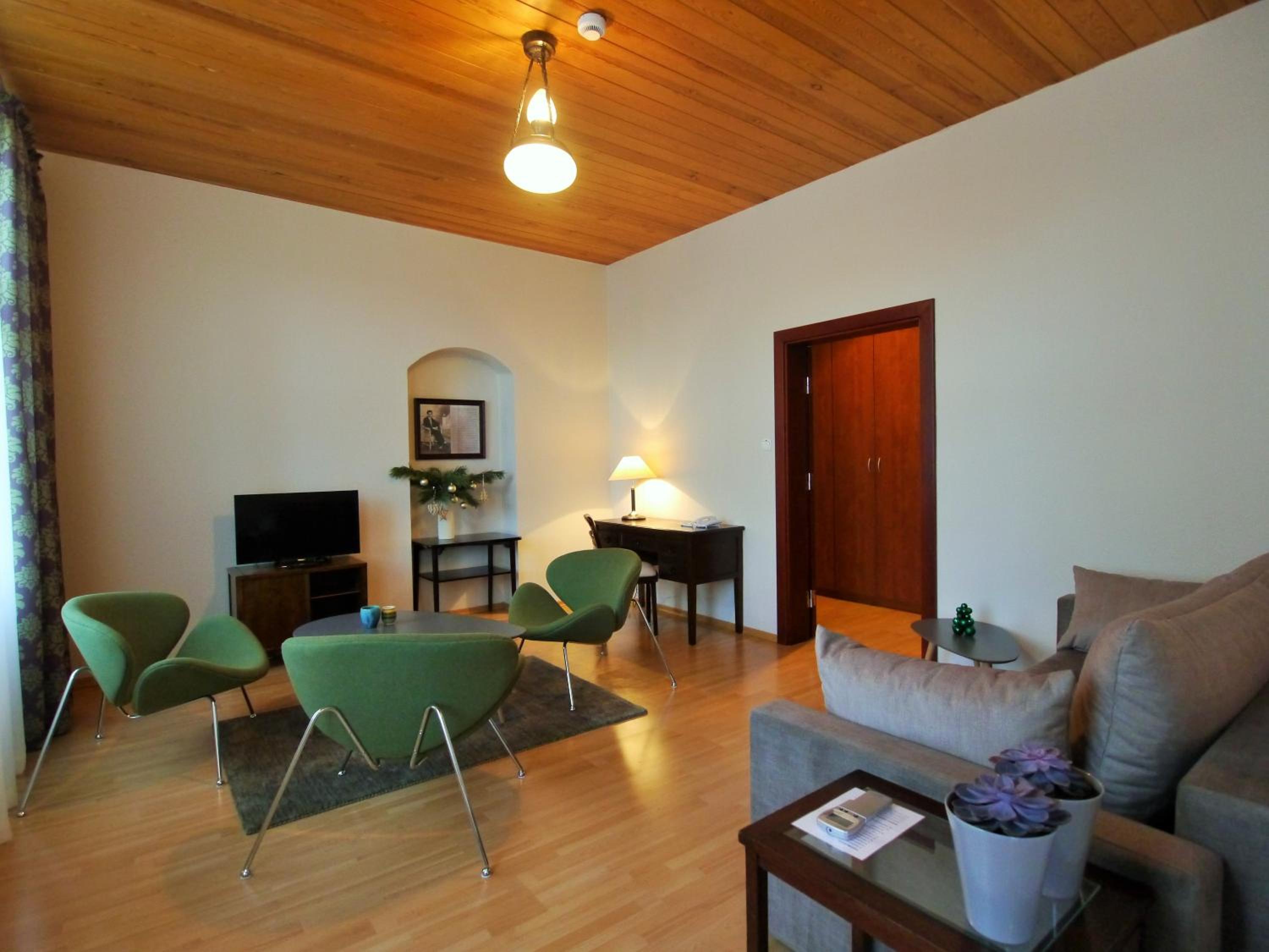One-Bedroom Apartment - Annex - Photo 10