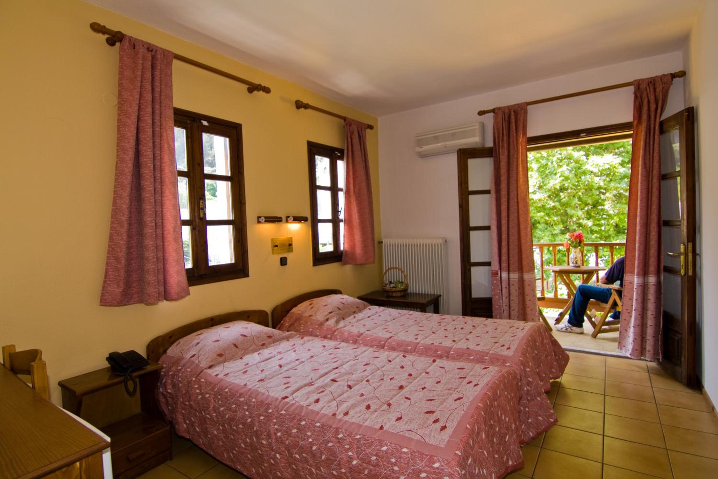 Economy Twin Room photo 3
