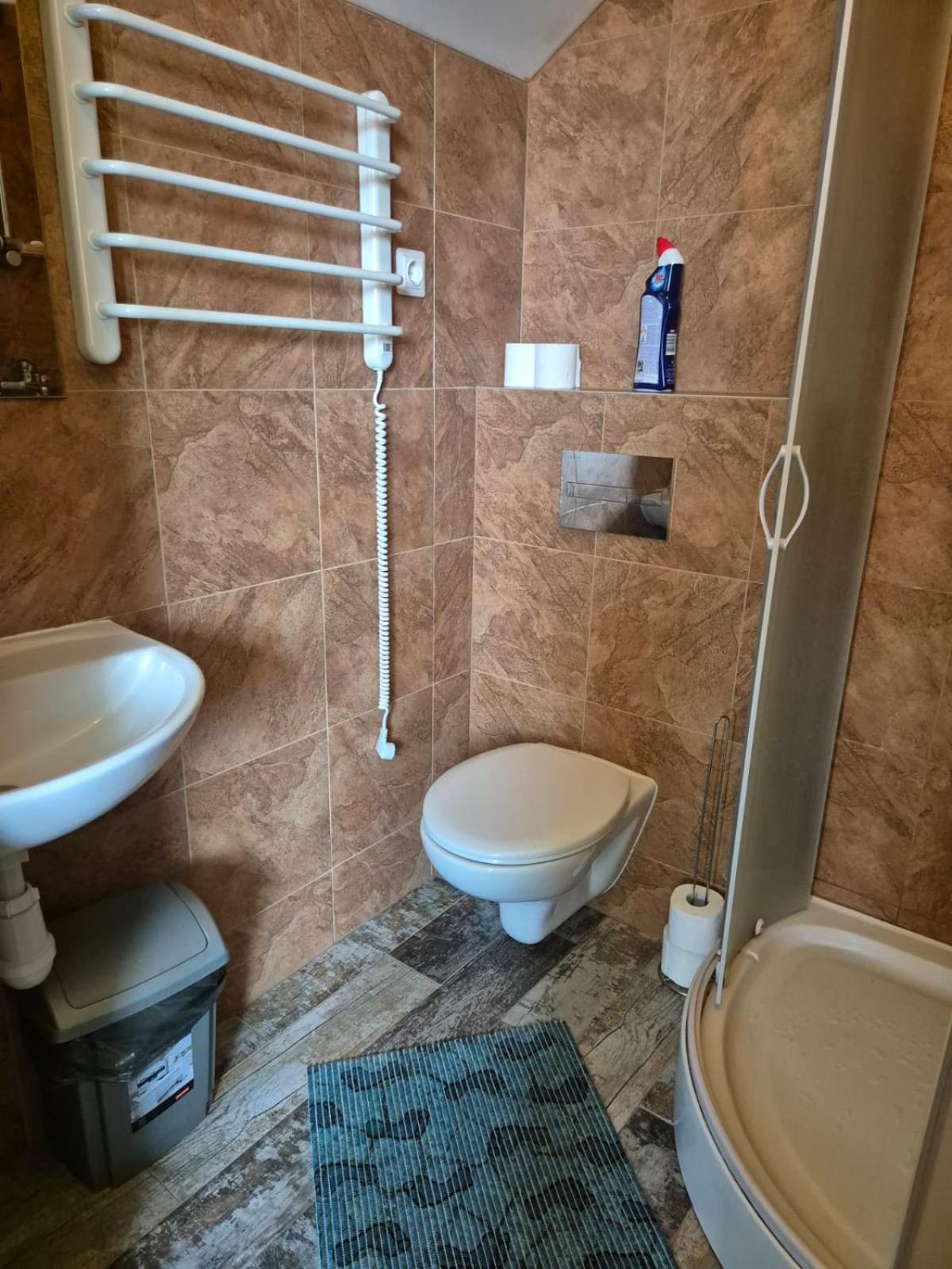 Double Room with Private Bathroom - Photo 15