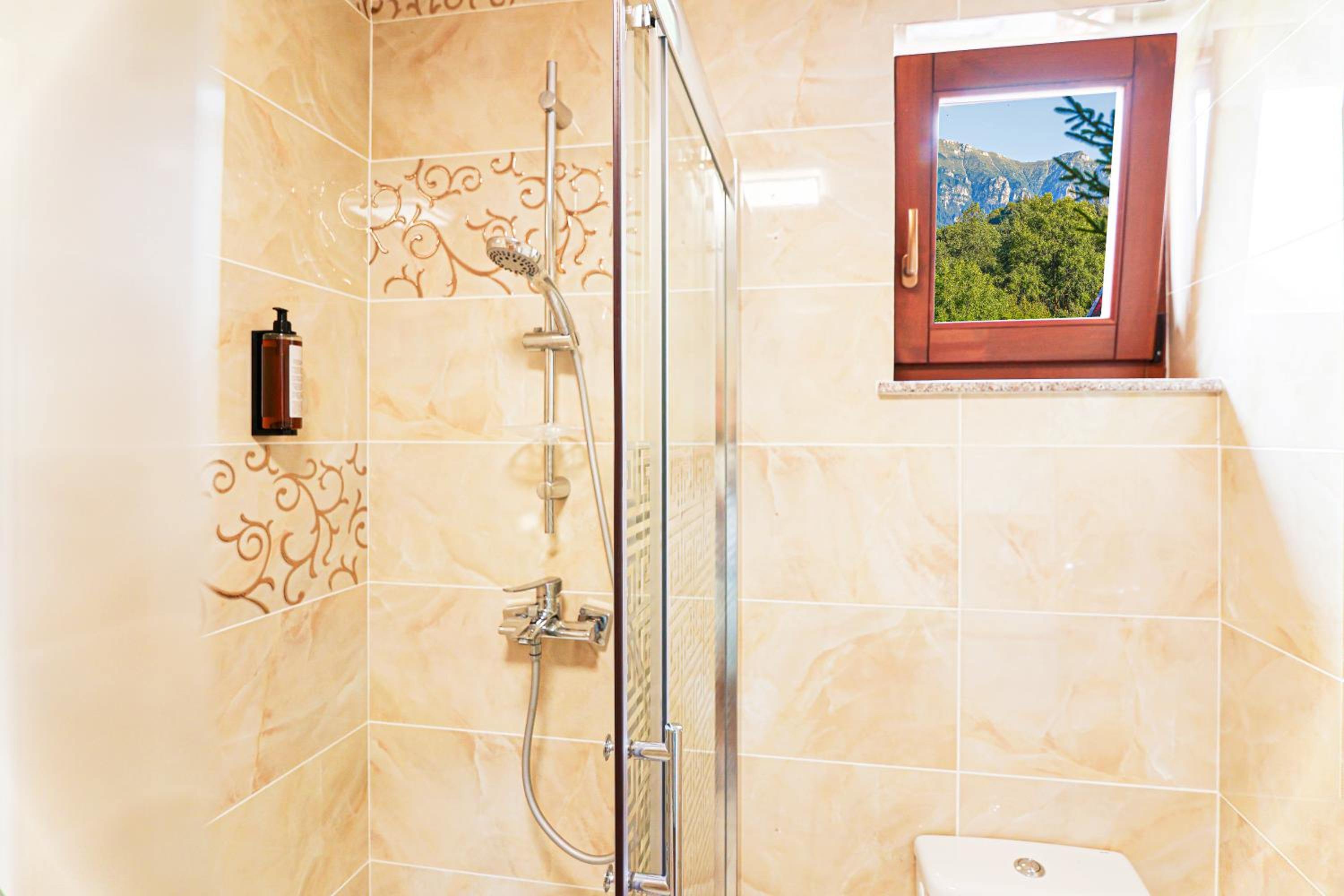 Six-Bedroom House with Jacuzzi Tub photo 2