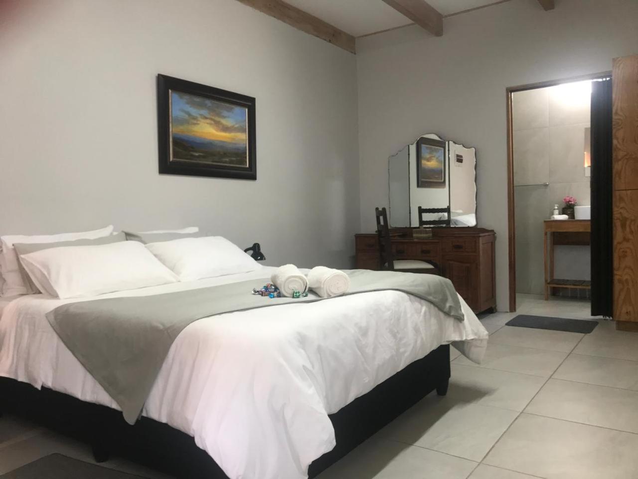 Standard Queen Room - Photo 8