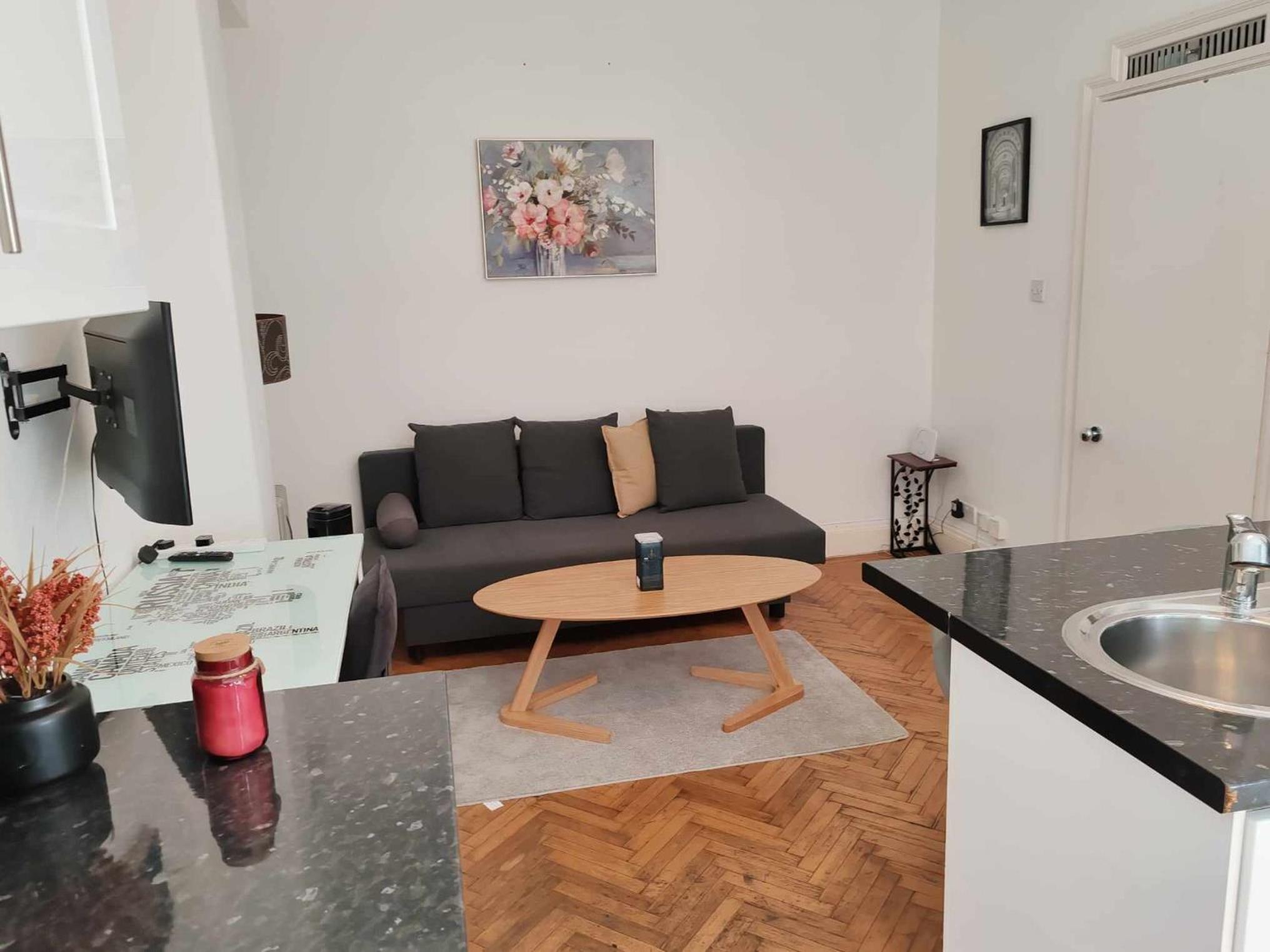 One-Bedroom Apartment photo 1