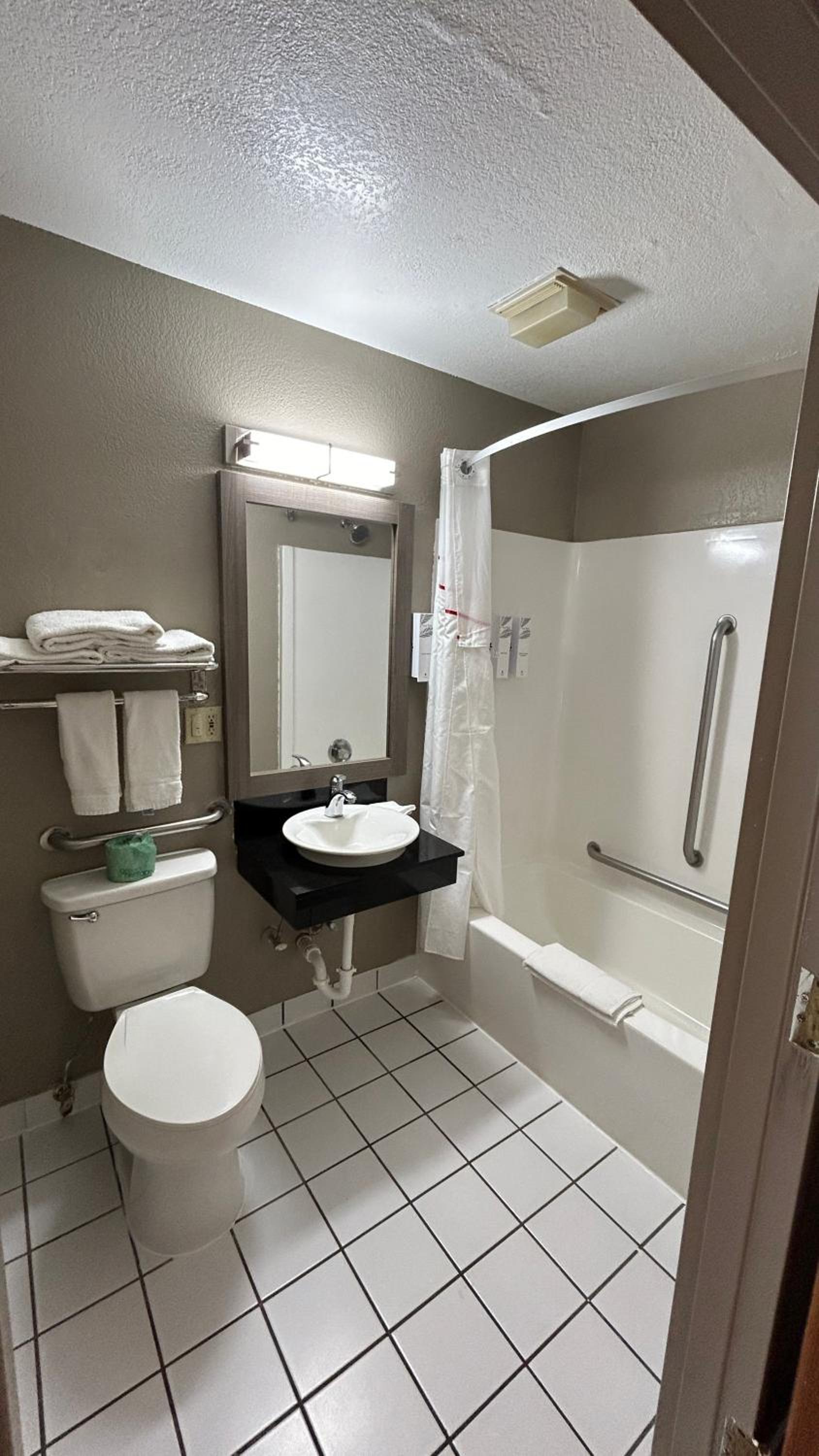 Superior King Room Disability Access Non-Smoking photo 2