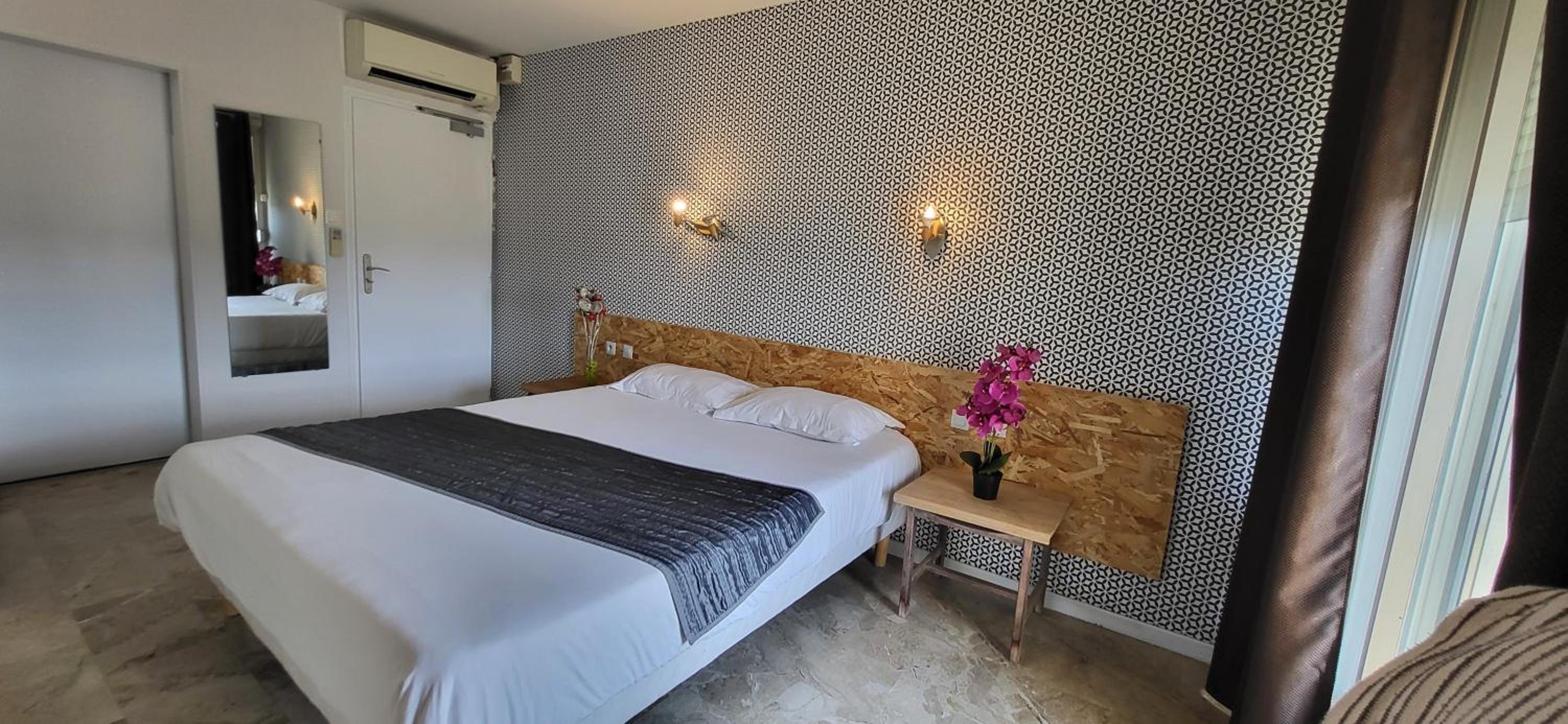 Large Double Room - Photo 1