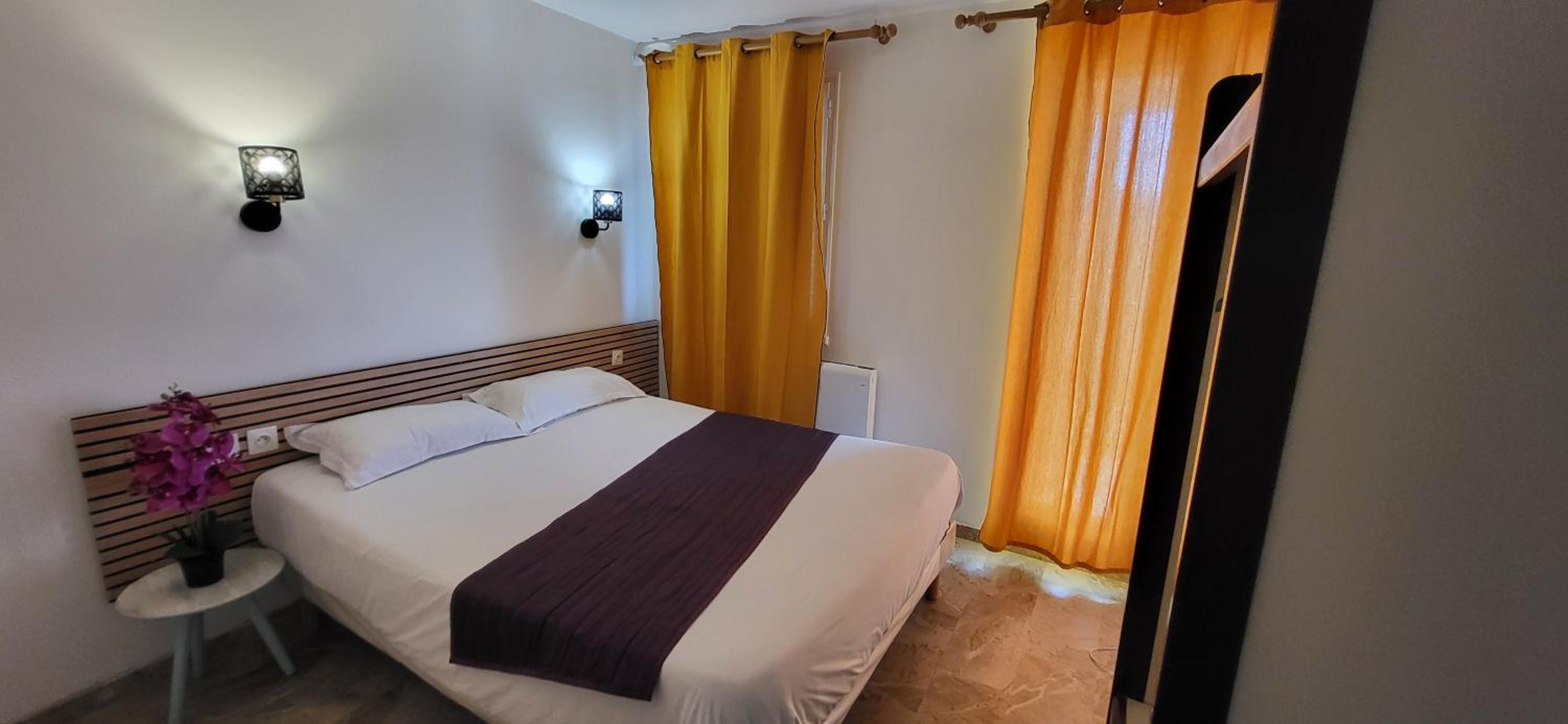 Large Double Room - Photo 4