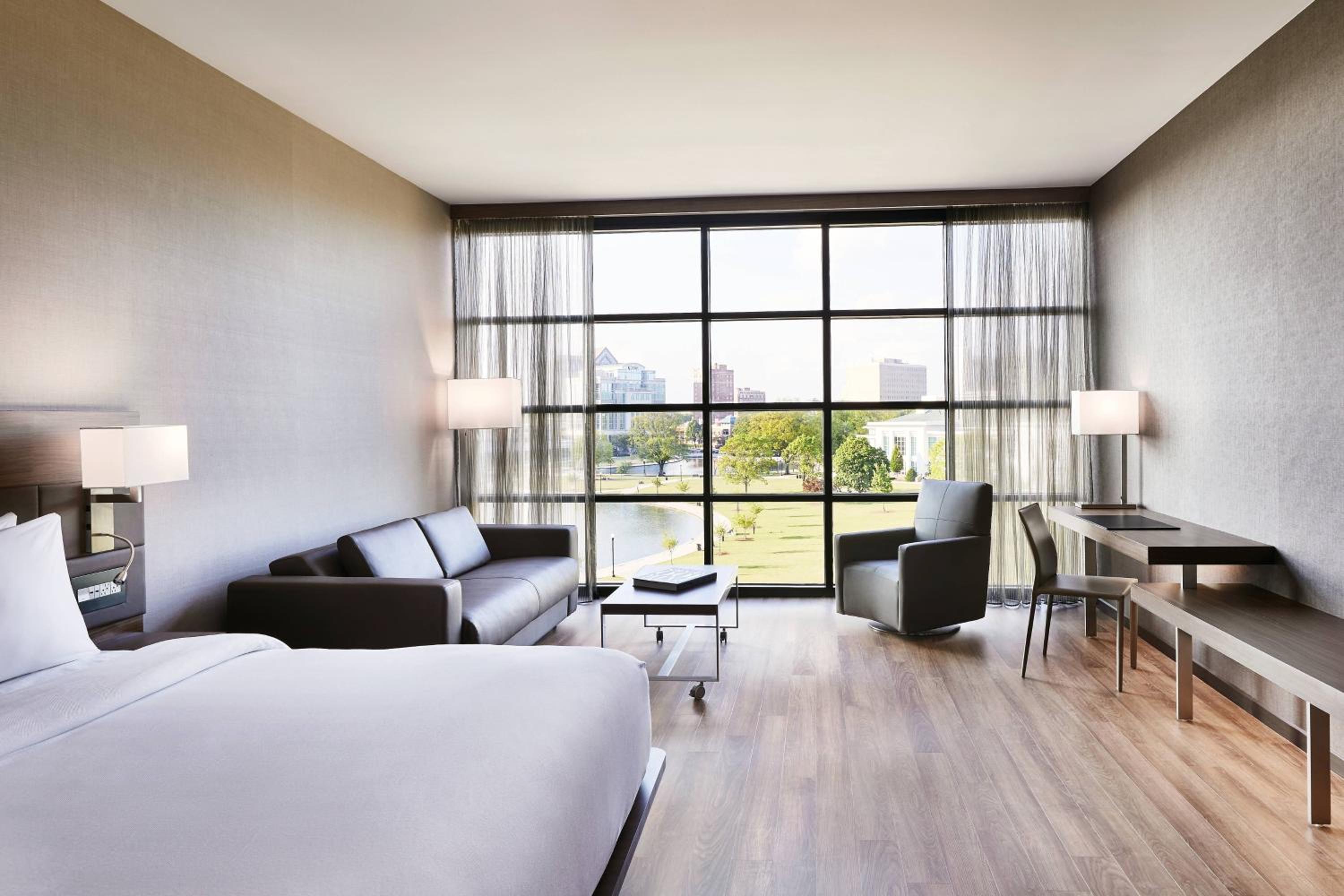 Guest room, 1 King, Sofa bed, City view - Photo 3