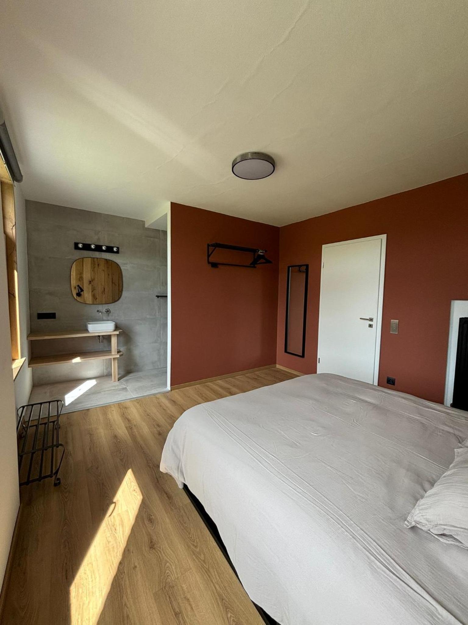 Six-Bedroom House photo 1