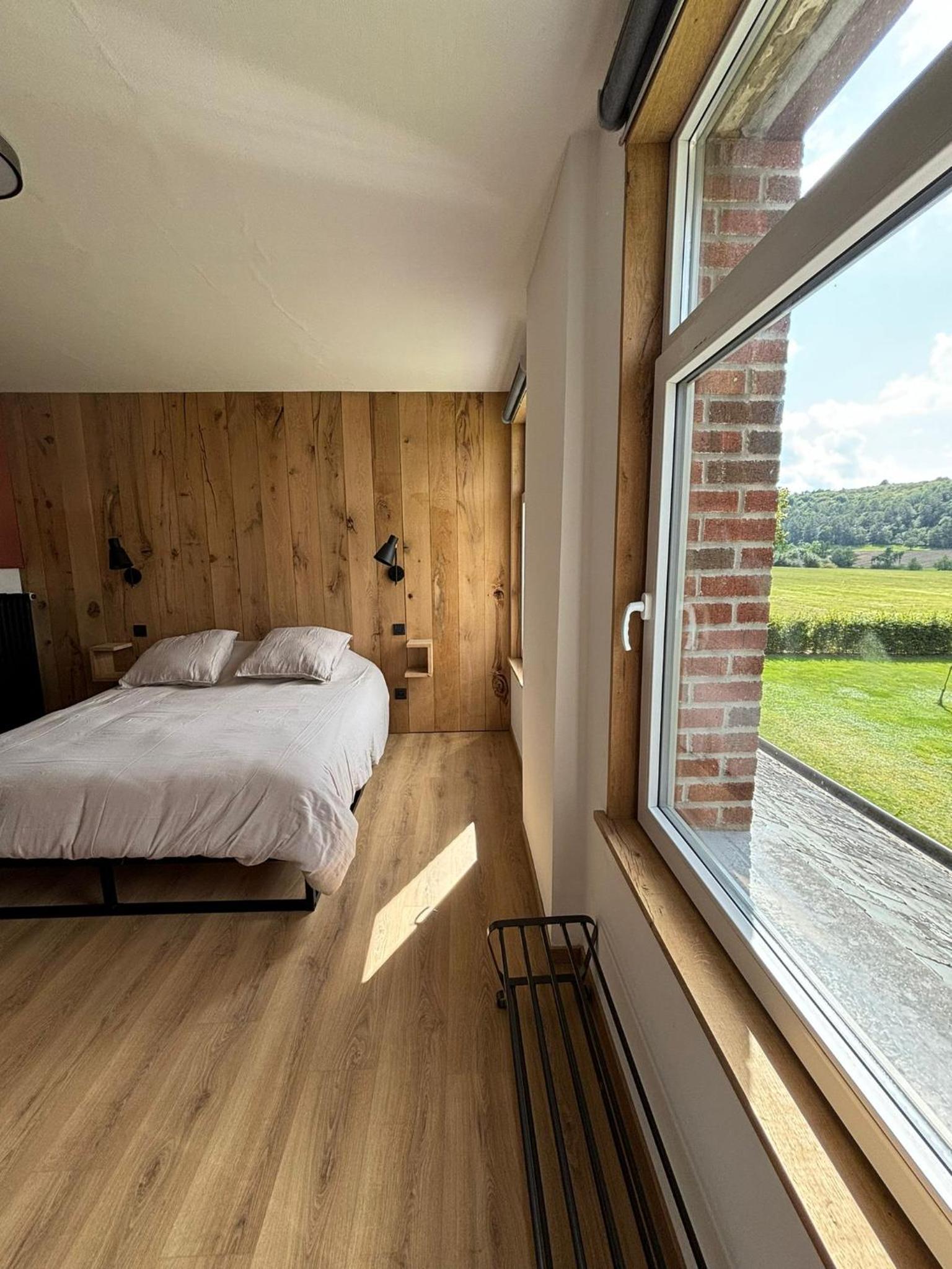 Six-Bedroom House photo 3