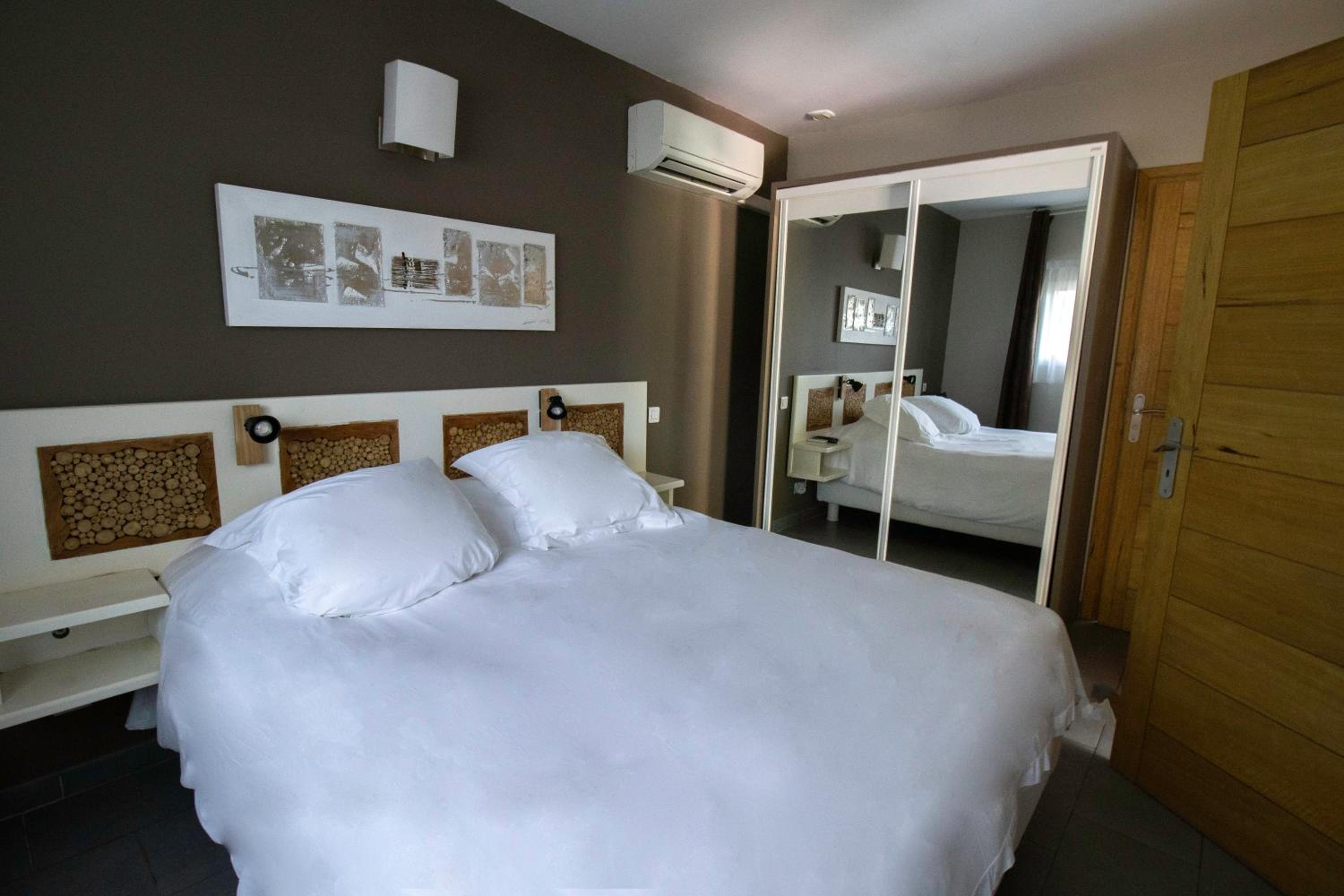 One-Bedroom Apartment ( 2 adults 2 children)