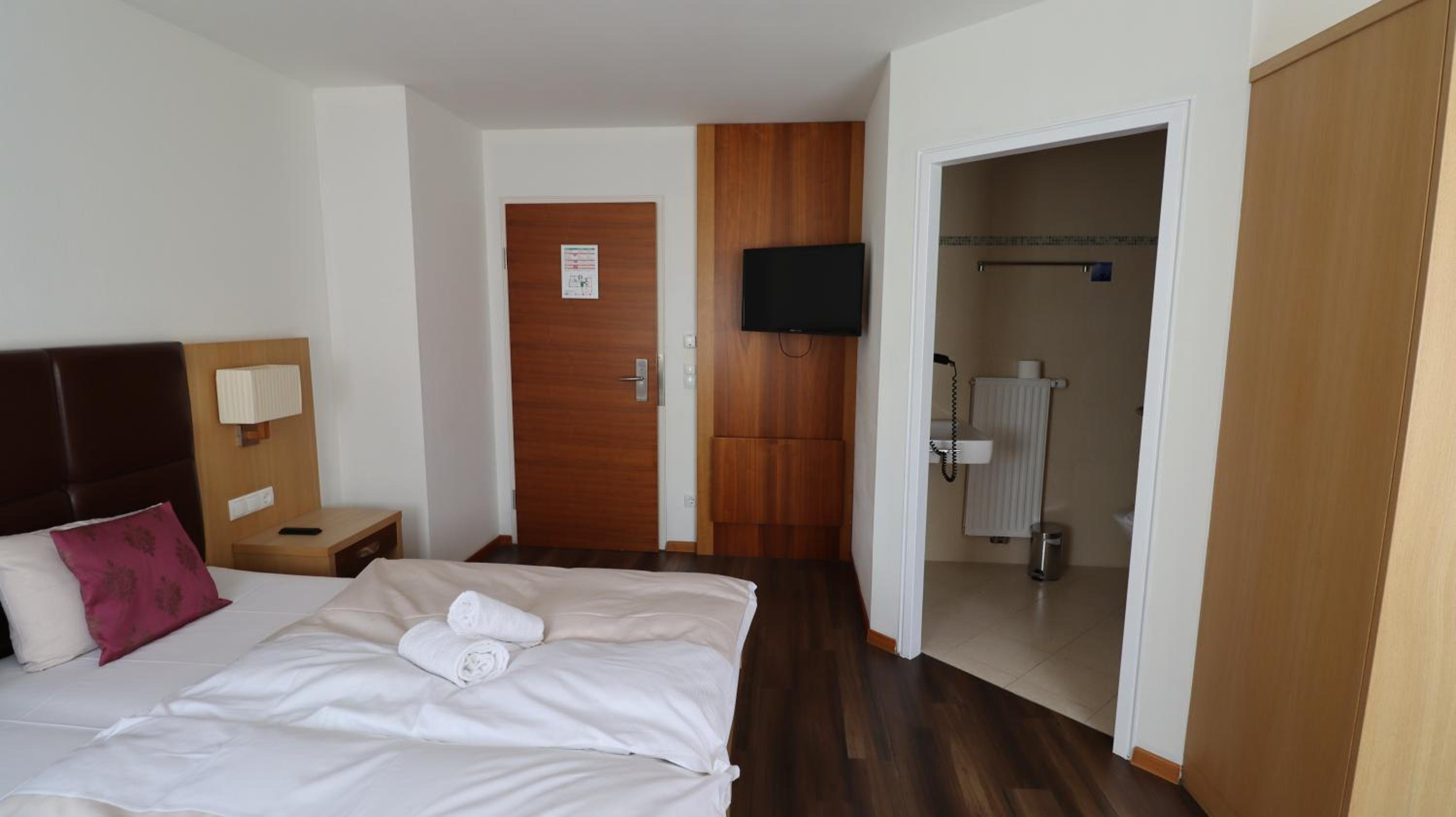Standard Double Room - Photo 13