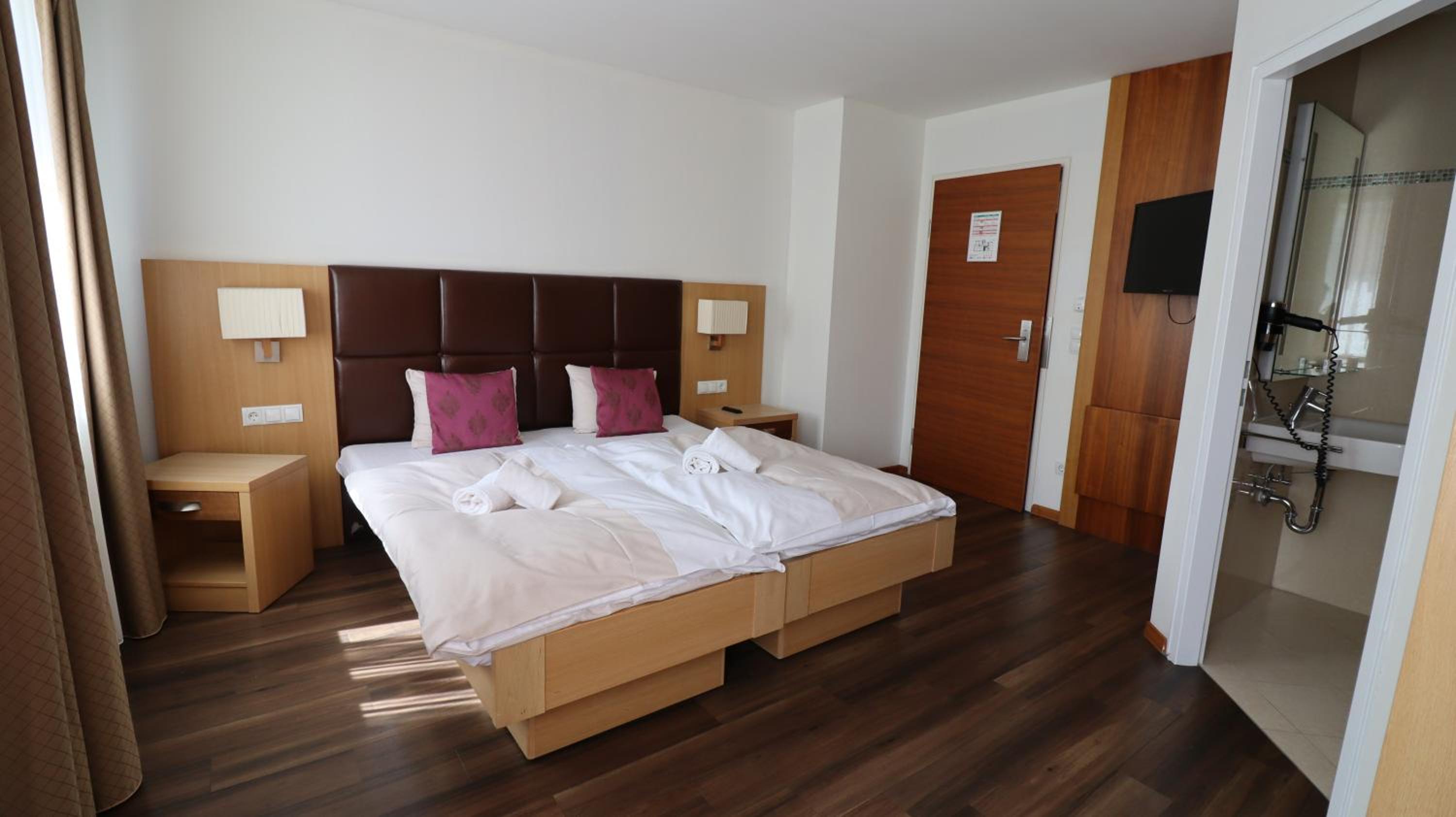 Standard Double Room - Photo 14